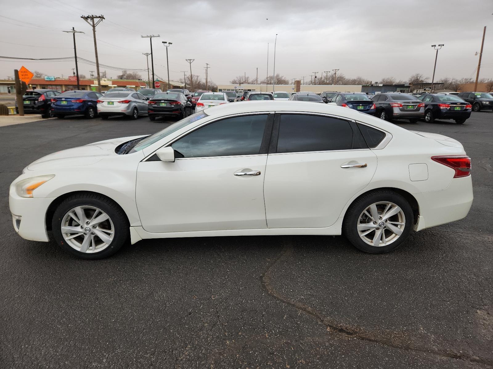 2013 Pearl White /Charcoal Cloth Interior Nissan Altima 2.5 SV (1N4AL3AP2DN) with an 2.5L DOHC 16-valve I4 engine engine, located at 4711 Ave Q, Lubbock, TX, 79412, (806) 687-2362, 33.551304, -101.855293 - Photo #1