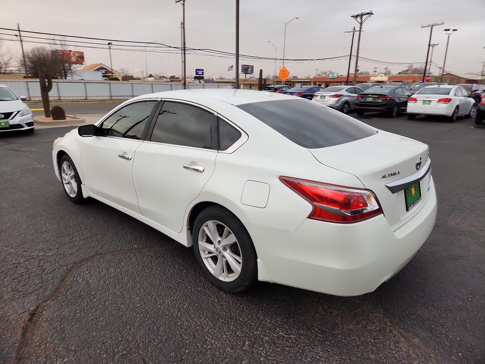 2013 Pearl White /Charcoal Cloth Interior Nissan Altima 2.5 SV (1N4AL3AP2DN) with an 2.5L DOHC 16-valve I4 engine engine, located at 4711 Ave Q, Lubbock, TX, 79412, (806) 687-2362, 33.551304, -101.855293 - Photo #2