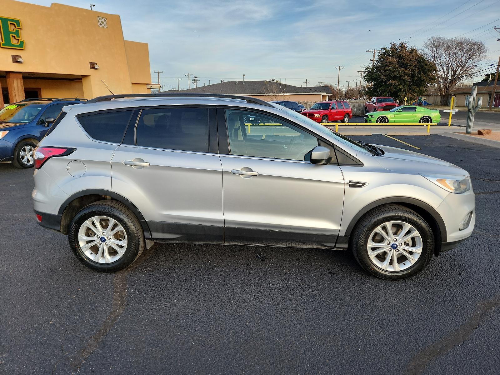 2018 Oxford White /Charcoal Black, cloth Ford Escape SE (1FMCU0GD5JU) with an ENGINE: 1.5L ECOBOOST engine, located at 4711 Ave Q, Lubbock, TX, 79412, (806) 687-2362, 33.551304, -101.855293 - Photo #5