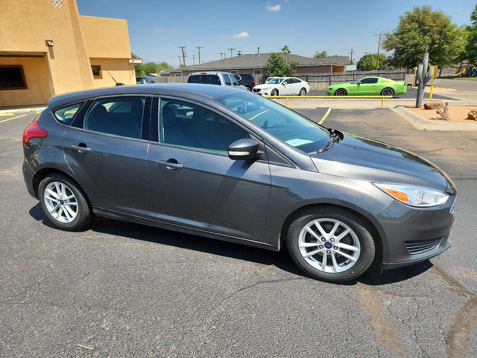 2017 Magnetic Metallic /Charcoal Black Insert w/Warm Steel Surround, cloth Ford Focus SE (1FADP3K29HL) with an ENGINE: 2.0L I-4 GDI TI-VCT FLEX FUEL engine, located at 4711 Ave Q, Lubbock, TX, 79412, (806) 687-2362, 33.551304, -101.855293 - Photo #6