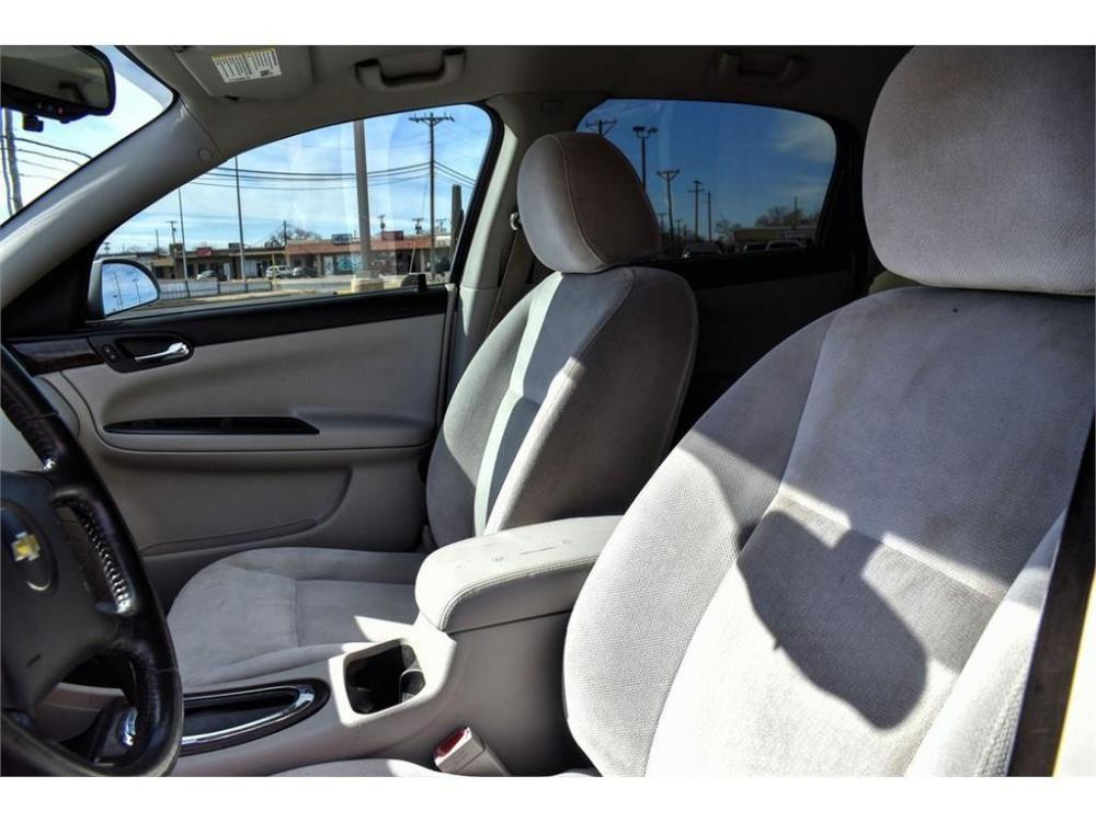2013 SILVER ICE METALLIC /GRAY CLOTH INTERIOR Chevrolet Impala 4dr Sdn LS Retail (2G1WA5E35D1) with an 3.6L V6 DOHC 16V FFV engine, 6-SPEED AUTOMATIC transmission, located at 4711 Ave Q, Lubbock, TX, 79412, (806) 687-2362, 33.551304, -101.855293 - Photo #15