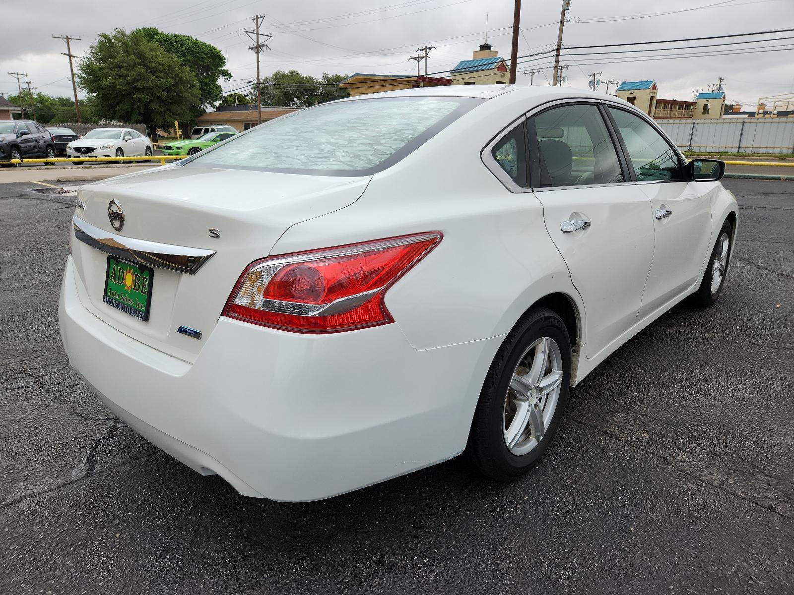 2013 Pearl White /Charcoal Cloth Interior Nissan Altima 2.5 S (1N4AL3AP8DC) with an 2.5L DOHC 16-valve I4 engine engine, located at 4711 Ave Q, Lubbock, TX, 79412, (806) 687-2362, 33.551304, -101.855293 - Photo #4