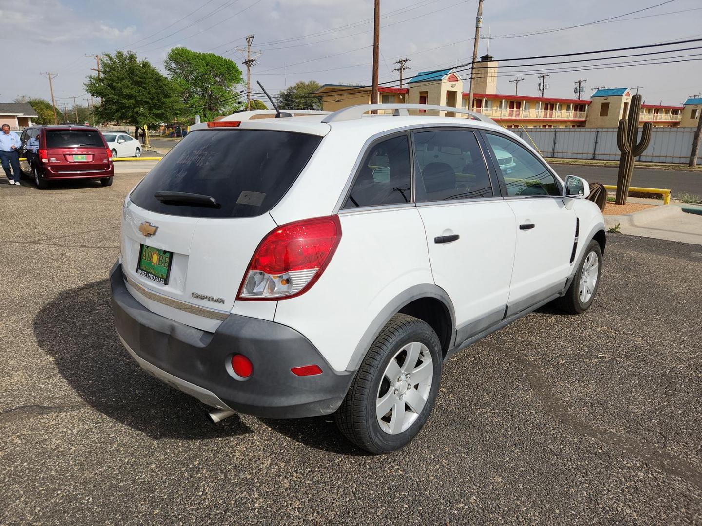 2012 Arctic Ice /Black Chevrolet Captiva Sport 2LS (3GNAL2EK3CS) with an Ecotec 2.4L I-4 gasoline direct injection, DOHC, variable valve control, regular unleaded, engine with 182HP engine, located at 4711 Ave Q, Lubbock, TX, 79412, (806) 687-2362, 33.551304, -101.855293 - Photo#4