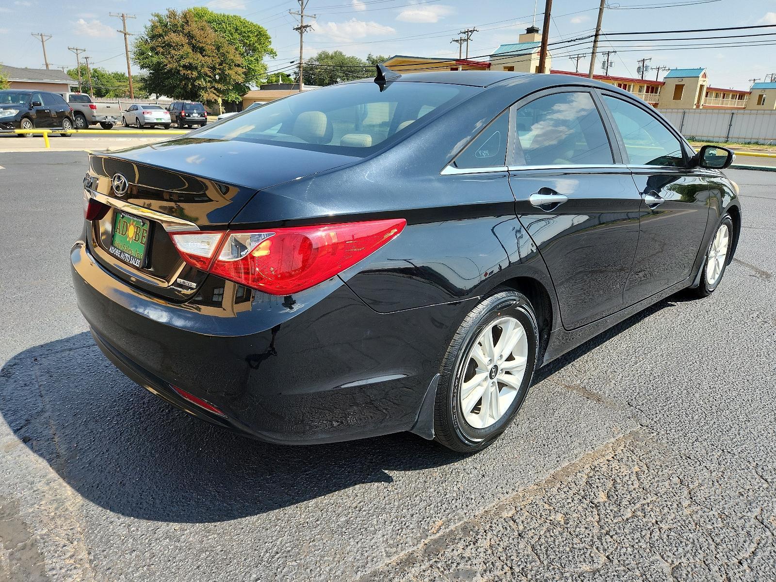 2011 Phantom Black Metallic /Black Leather Interior Hyundai Sonata Ltd PZEV (5NPEC4ACXBH) with an 2.4L DOHC 16-valve I4 GDI engine engine, located at 4711 Ave Q, Lubbock, TX, 79412, (806) 687-2362, 33.551304, -101.855293 - Photo #5