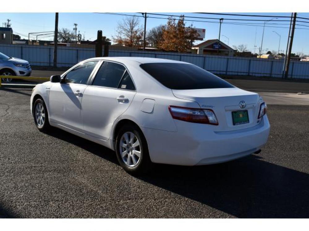 2008 SUPER WHITE /BISQUE CLOTH INTERIOR Toyota Camry Hybrid 4dr Sdn (Natl) (4T1BB46K08U) with an 2.4L DOHC VVT-i 16-valve aluminum alloy 4-cyl engine engine, ELECTRONIC CONTROLLED CONTINUOUSLY VARIABLE TRANSMISSION transmission, located at 4711 Ave Q, Lubbock, TX, 79412, (806) 687-2362, 33.551304, -101.855293 - Photo #32