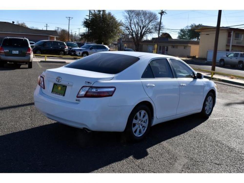 2008 SUPER WHITE /BISQUE CLOTH INTERIOR Toyota Camry Hybrid 4dr Sdn (Natl) (4T1BB46K08U) with an 2.4L DOHC VVT-i 16-valve aluminum alloy 4-cyl engine engine, ELECTRONIC CONTROLLED CONTINUOUSLY VARIABLE TRANSMISSION transmission, located at 4711 Ave Q, Lubbock, TX, 79412, (806) 687-2362, 33.551304, -101.855293 - Photo #4
