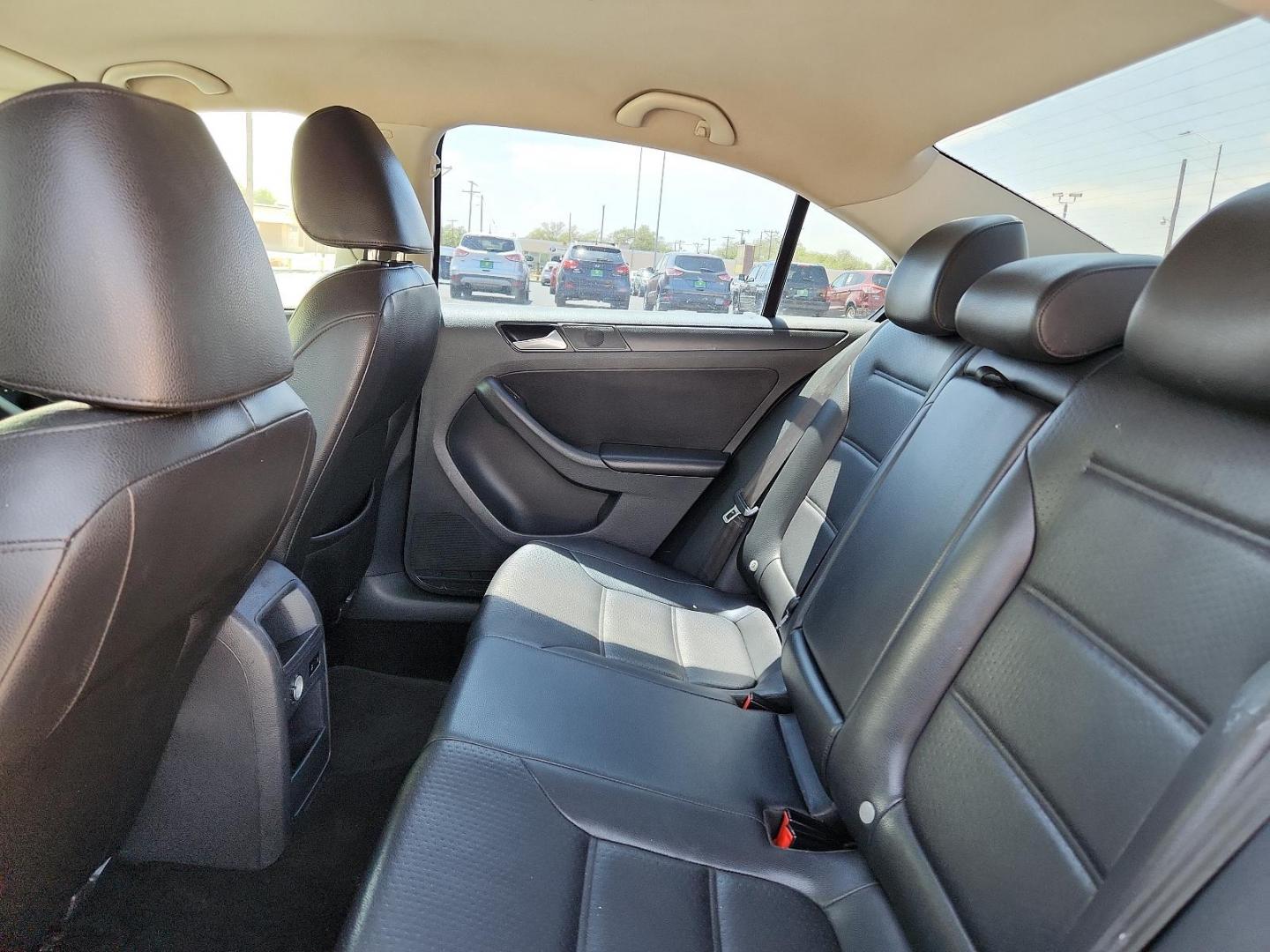 2014 Tempest Blue Metallic /Titan Black Volkswagen Jetta Sedan SE (3VWD17AJ9EM) with an Engine: 1.8L l-4 DOHC engine, located at 4711 Ave Q, Lubbock, TX, 79412, (806) 687-2362, 33.551304, -101.855293 - Photo#9