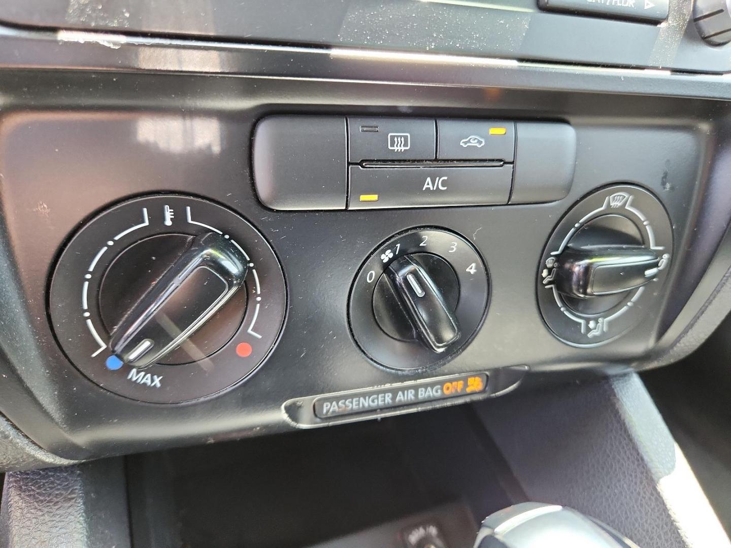 2014 Tempest Blue Metallic /Titan Black Volkswagen Jetta Sedan SE (3VWD17AJ9EM) with an Engine: 1.8L l-4 DOHC engine, located at 4711 Ave Q, Lubbock, TX, 79412, (806) 687-2362, 33.551304, -101.855293 - Photo#15