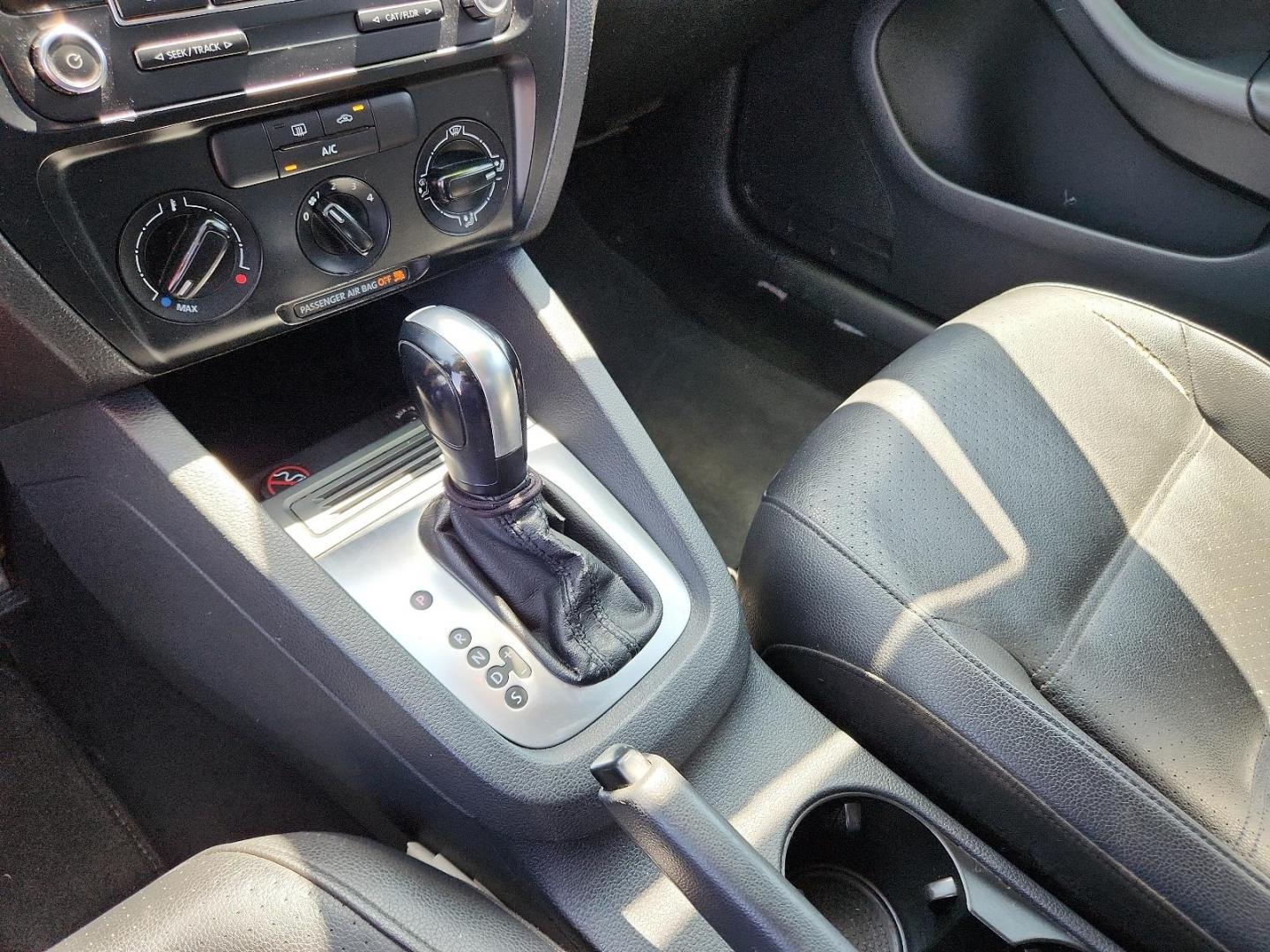 2014 Tempest Blue Metallic /Titan Black Volkswagen Jetta Sedan SE (3VWD17AJ9EM) with an Engine: 1.8L l-4 DOHC engine, located at 4711 Ave Q, Lubbock, TX, 79412, (806) 687-2362, 33.551304, -101.855293 - Photo#18