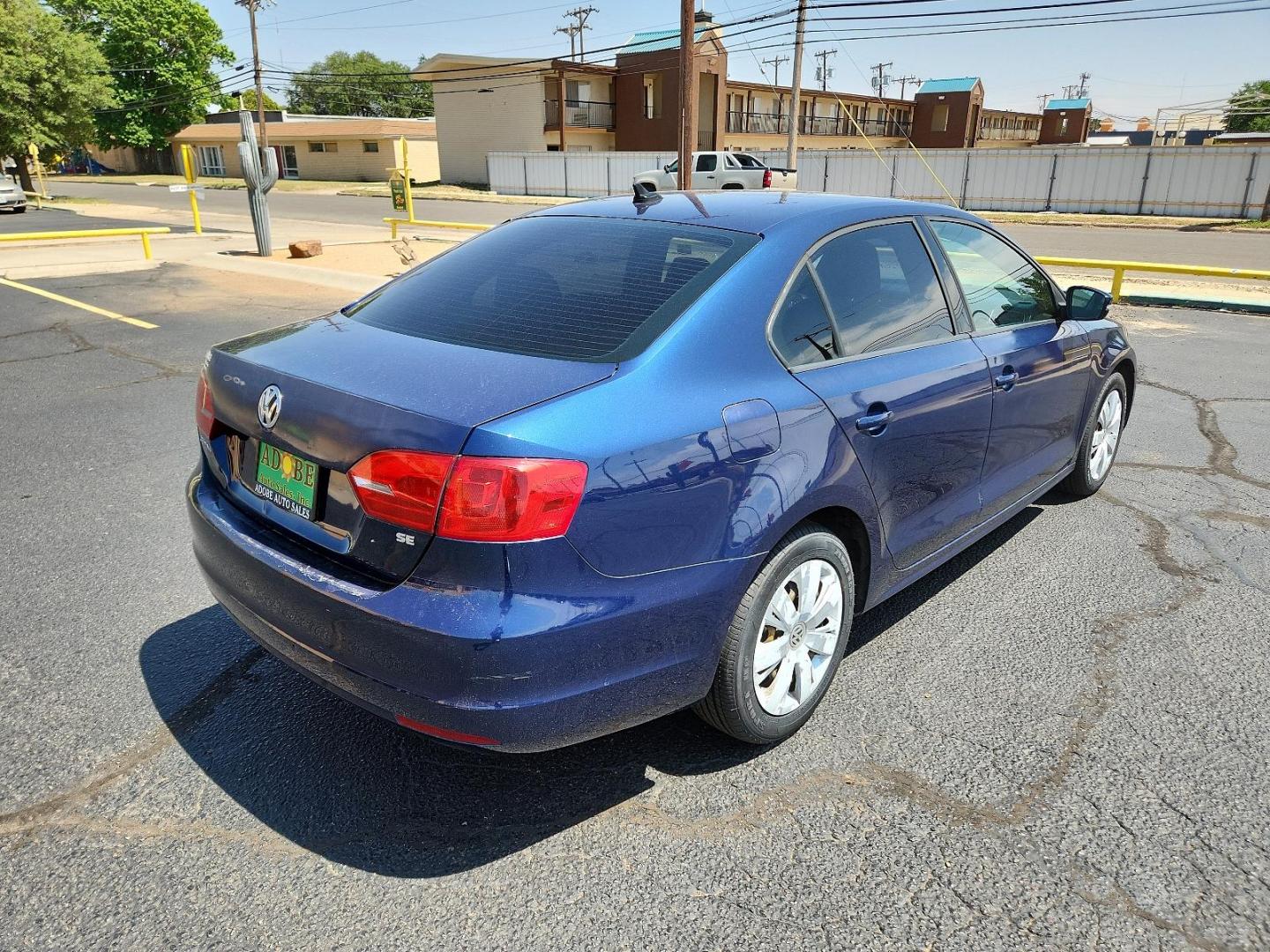 2014 Tempest Blue Metallic /Titan Black Volkswagen Jetta Sedan SE (3VWD17AJ9EM) with an Engine: 1.8L l-4 DOHC engine, located at 4711 Ave Q, Lubbock, TX, 79412, (806) 687-2362, 33.551304, -101.855293 - Photo#4