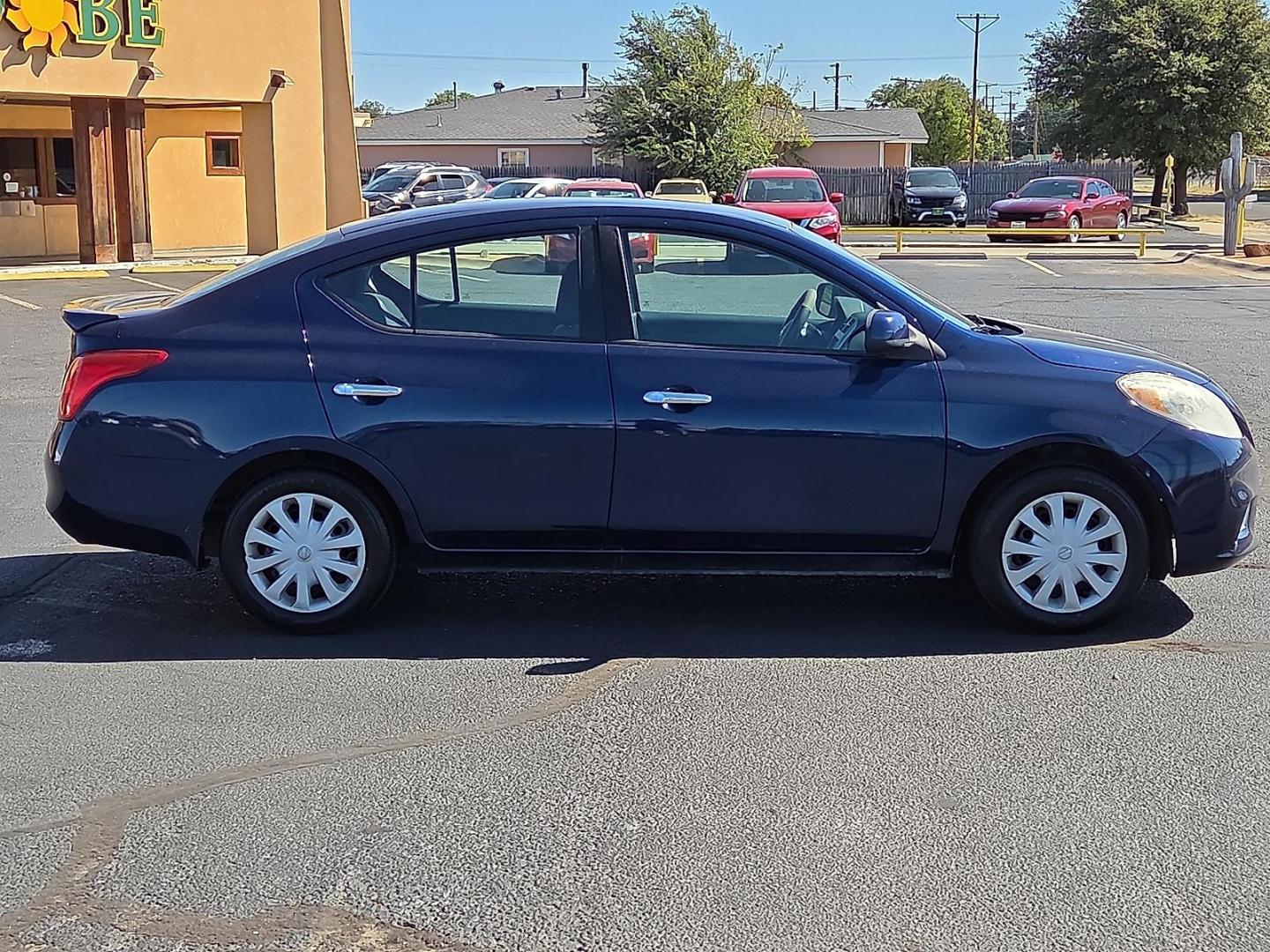 2014 Blue Onyx - B23 /Charcoal - G Nissan Versa 1.6 SV (3N1CN7AP0EL) with an 1.6L I-4 DOHC, variable valve control, regular unleaded, engine with 109HP engine, located at 4711 Ave Q, Lubbock, TX, 79412, (806) 687-2362, 33.551304, -101.855293 - Photo#5
