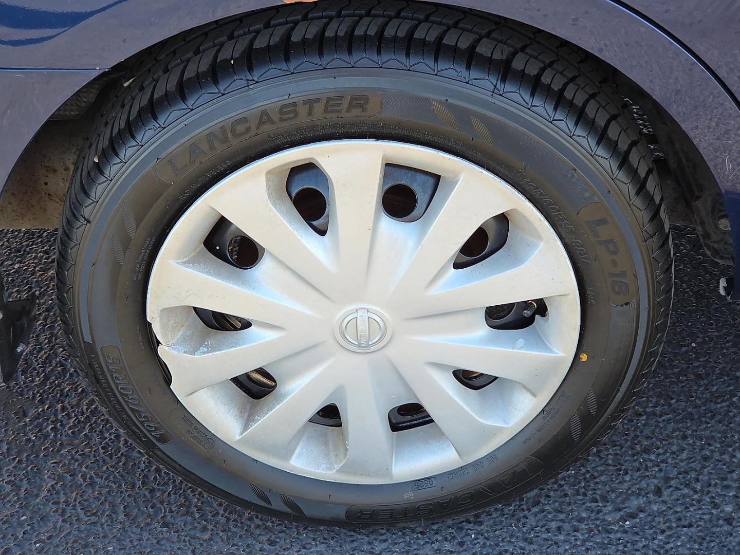 2014 Blue Onyx - B23 /Charcoal - G Nissan Versa 1.6 SV (3N1CN7AP0EL) with an 1.6L I-4 DOHC, variable valve control, regular unleaded, engine with 109HP engine, located at 4711 Ave Q, Lubbock, TX, 79412, (806) 687-2362, 33.551304, -101.855293 - Photo#8