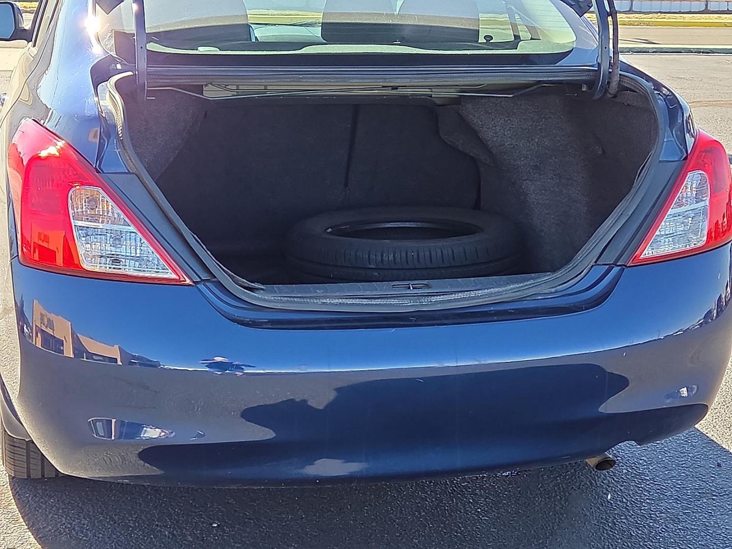 2014 Blue Onyx - B23 /Charcoal - G Nissan Versa 1.6 SV (3N1CN7AP0EL) with an 1.6L I-4 DOHC, variable valve control, regular unleaded, engine with 109HP engine, located at 4711 Ave Q, Lubbock, TX, 79412, (806) 687-2362, 33.551304, -101.855293 - Photo#16
