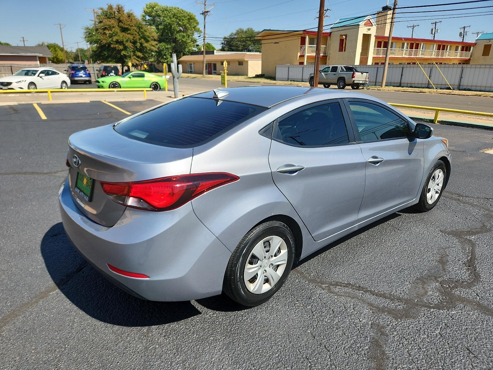 2016 Quartz White Pearl - W8 /Beige - YVF Hyundai Elantra SE (5NPDH4AE6GH) with an Engine:1.8L DOHC 16V 4-Cylinder D-CVVT MPI engine, located at 4711 Ave Q, Lubbock, TX, 79412, (806) 687-2362, 33.551304, -101.855293 - Photo #4