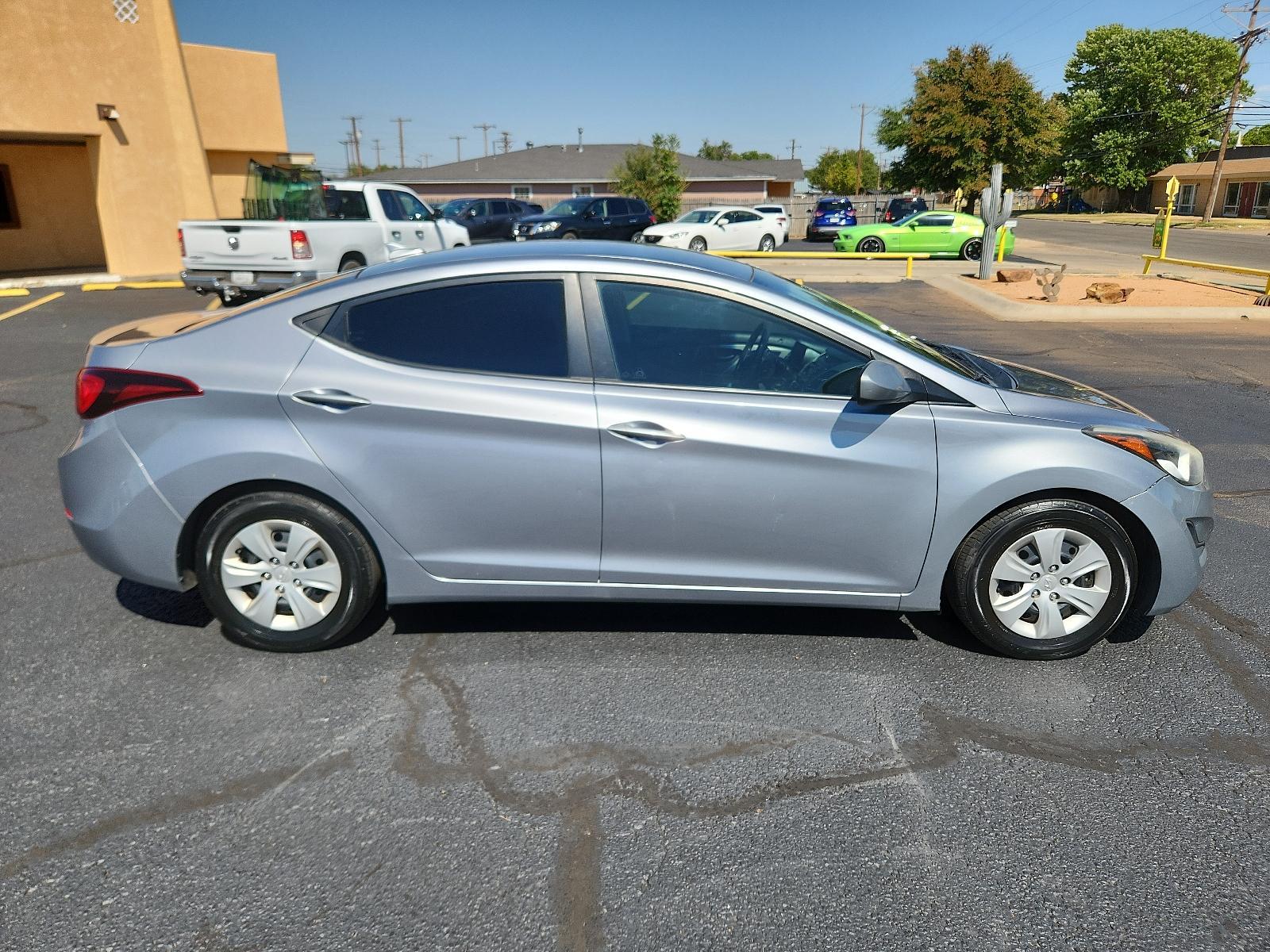 2016 Quartz White Pearl - W8 /Beige - YVF Hyundai Elantra SE (5NPDH4AE6GH) with an Engine:1.8L DOHC 16V 4-Cylinder D-CVVT MPI engine, located at 4711 Ave Q, Lubbock, TX, 79412, (806) 687-2362, 33.551304, -101.855293 - Photo #5