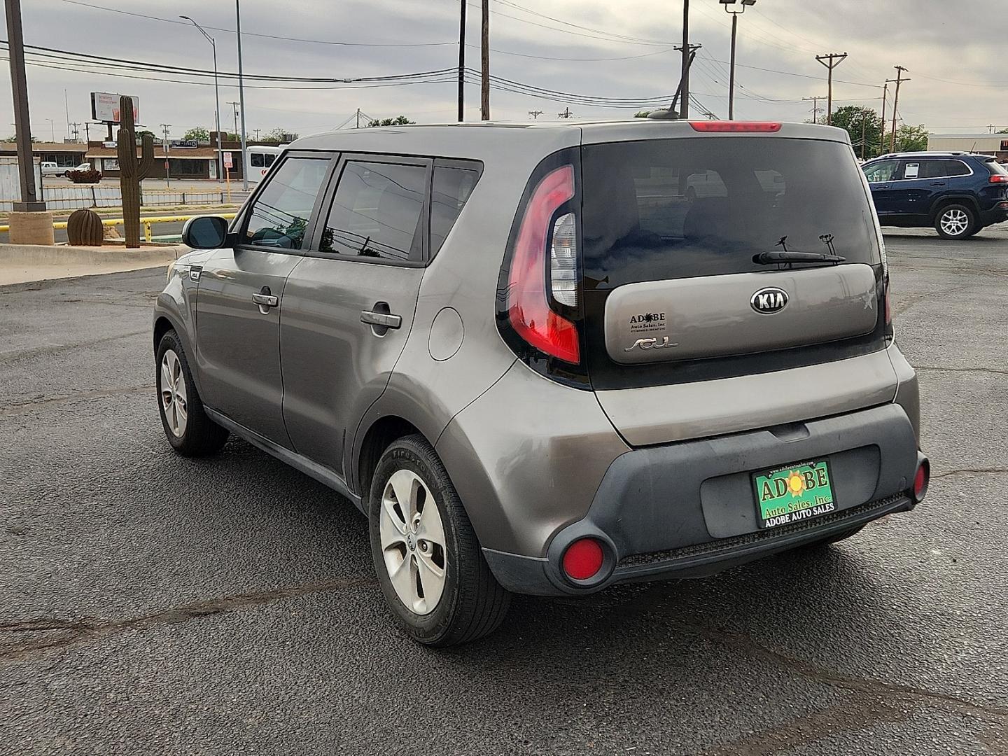 2015 GRAY /Black - EQ Kia Soul (KNDJN2A25F7) with an Gamma 1.6L I-4 gasoline direct injection, DOHC, variable valve control, regular unleaded, engine with 130HP engine, located at 4711 Ave Q, Lubbock, TX, 79412, (806) 687-2362, 33.551304, -101.855293 - Photo#2