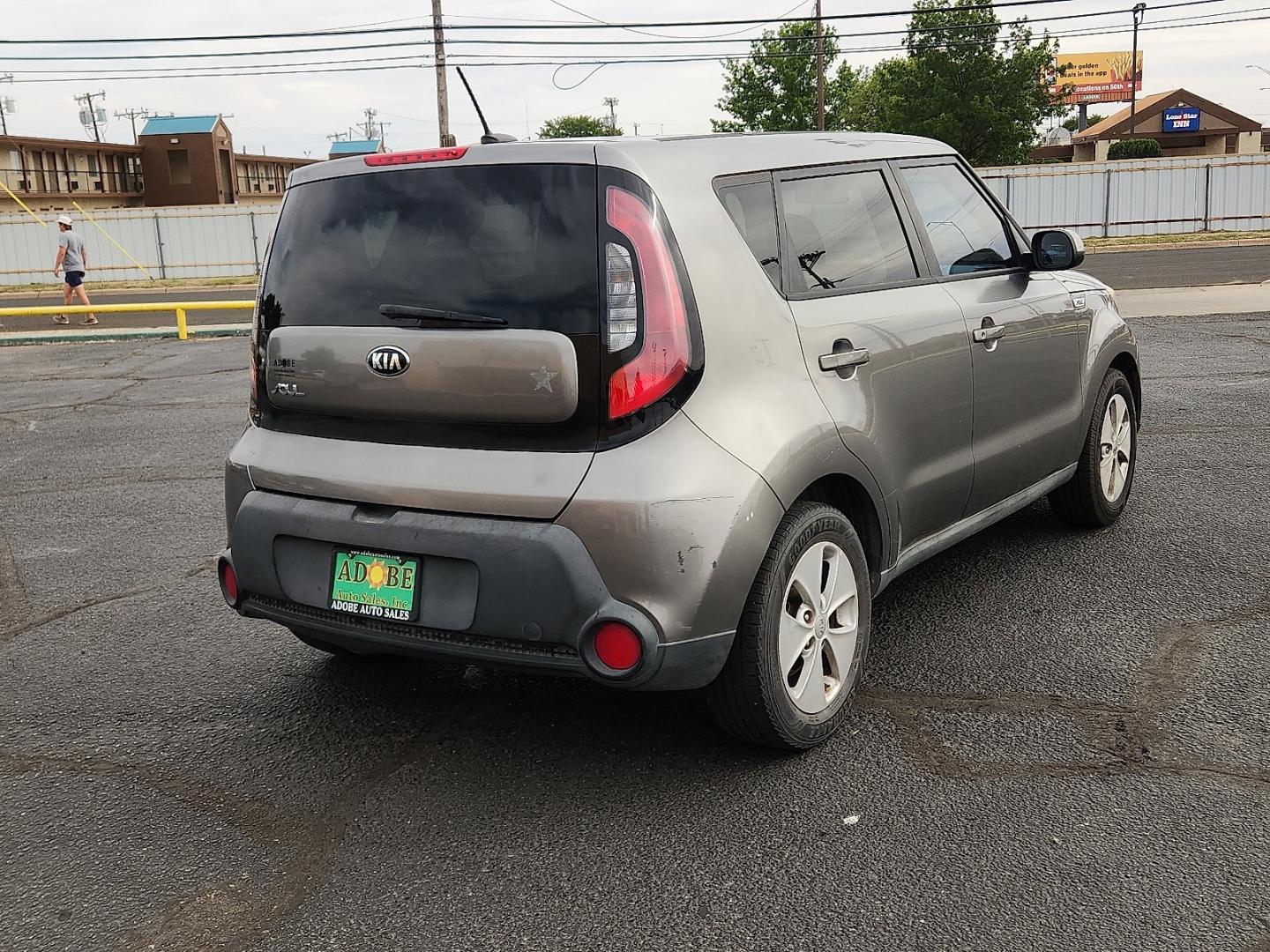 2015 GRAY /Black - EQ Kia Soul (KNDJN2A25F7) with an Gamma 1.6L I-4 gasoline direct injection, DOHC, variable valve control, regular unleaded, engine with 130HP engine, located at 4711 Ave Q, Lubbock, TX, 79412, (806) 687-2362, 33.551304, -101.855293 - Photo#3