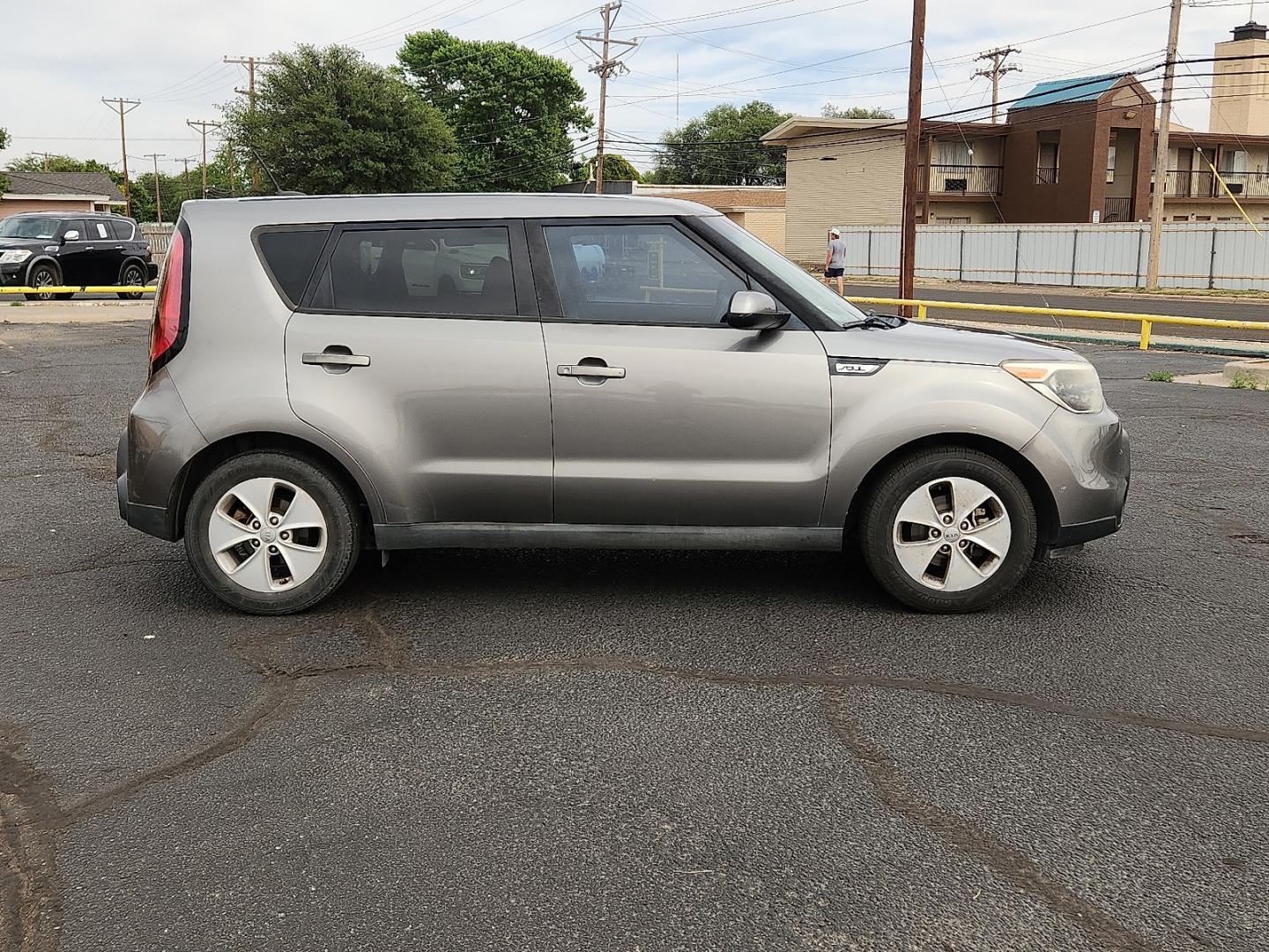 2015 GRAY /Black - EQ Kia Soul (KNDJN2A25F7) with an Gamma 1.6L I-4 gasoline direct injection, DOHC, variable valve control, regular unleaded, engine with 130HP engine, located at 4711 Ave Q, Lubbock, TX, 79412, (806) 687-2362, 33.551304, -101.855293 - Photo#4