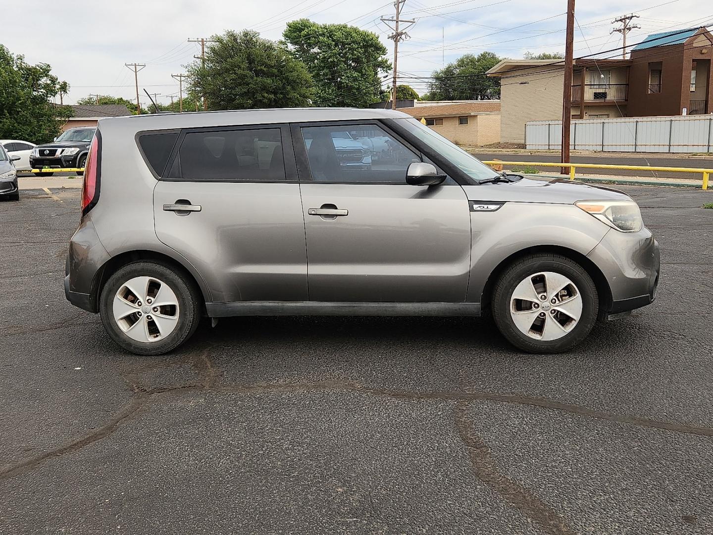2015 GRAY /Black - EQ Kia Soul (KNDJN2A25F7) with an Gamma 1.6L I-4 gasoline direct injection, DOHC, variable valve control, regular unleaded, engine with 130HP engine, located at 4711 Ave Q, Lubbock, TX, 79412, (806) 687-2362, 33.551304, -101.855293 - Photo#5