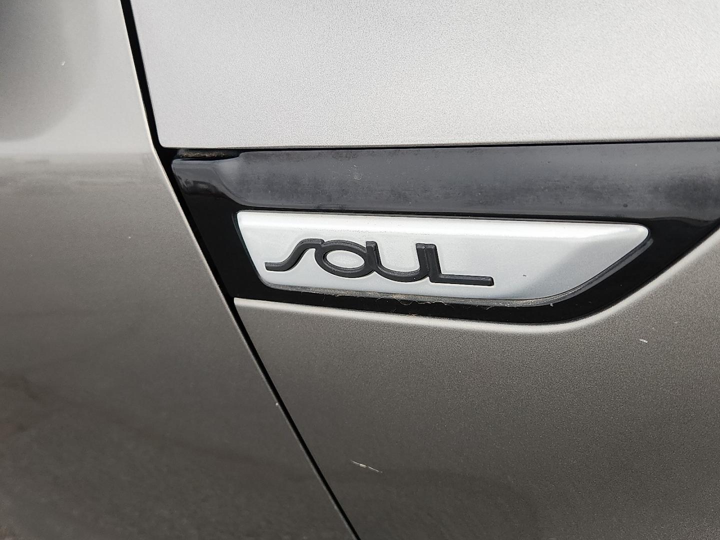 2015 GRAY /Black - EQ Kia Soul (KNDJN2A25F7) with an Gamma 1.6L I-4 gasoline direct injection, DOHC, variable valve control, regular unleaded, engine with 130HP engine, located at 4711 Ave Q, Lubbock, TX, 79412, (806) 687-2362, 33.551304, -101.855293 - Photo#9