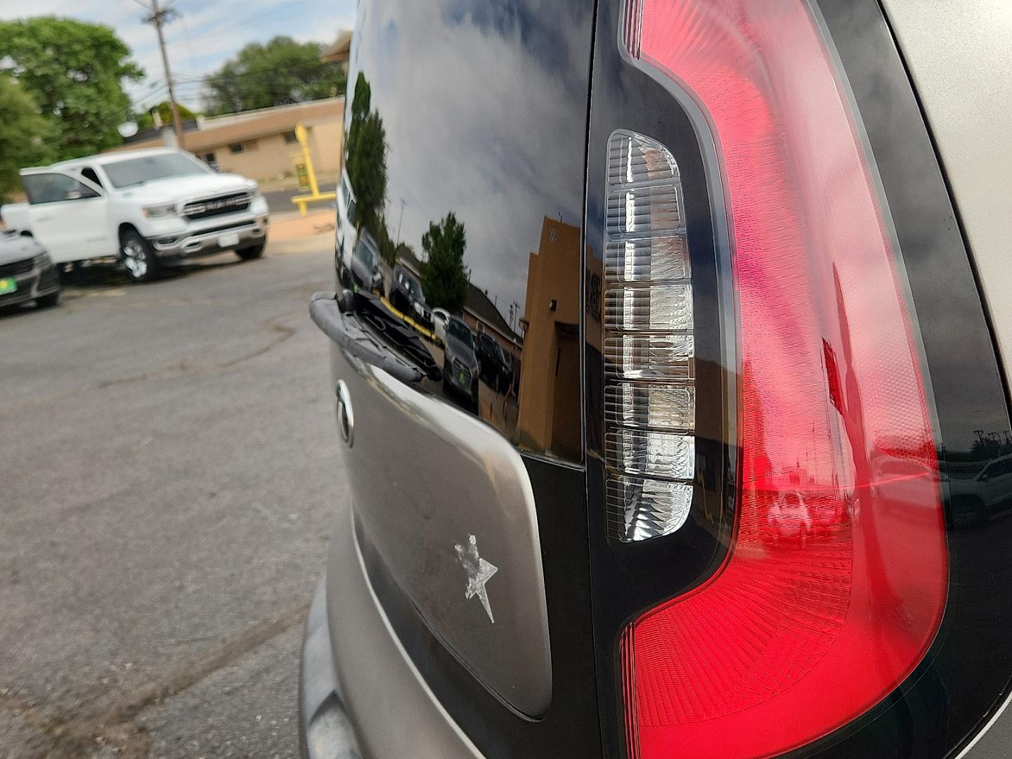 2015 GRAY /Black - EQ Kia Soul (KNDJN2A25F7) with an Gamma 1.6L I-4 gasoline direct injection, DOHC, variable valve control, regular unleaded, engine with 130HP engine, located at 4711 Ave Q, Lubbock, TX, 79412, (806) 687-2362, 33.551304, -101.855293 - Photo#10