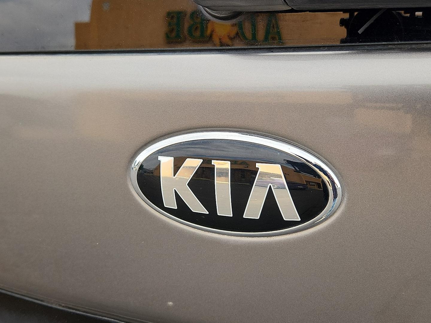 2015 GRAY /Black - EQ Kia Soul (KNDJN2A25F7) with an Gamma 1.6L I-4 gasoline direct injection, DOHC, variable valve control, regular unleaded, engine with 130HP engine, located at 4711 Ave Q, Lubbock, TX, 79412, (806) 687-2362, 33.551304, -101.855293 - Photo#11