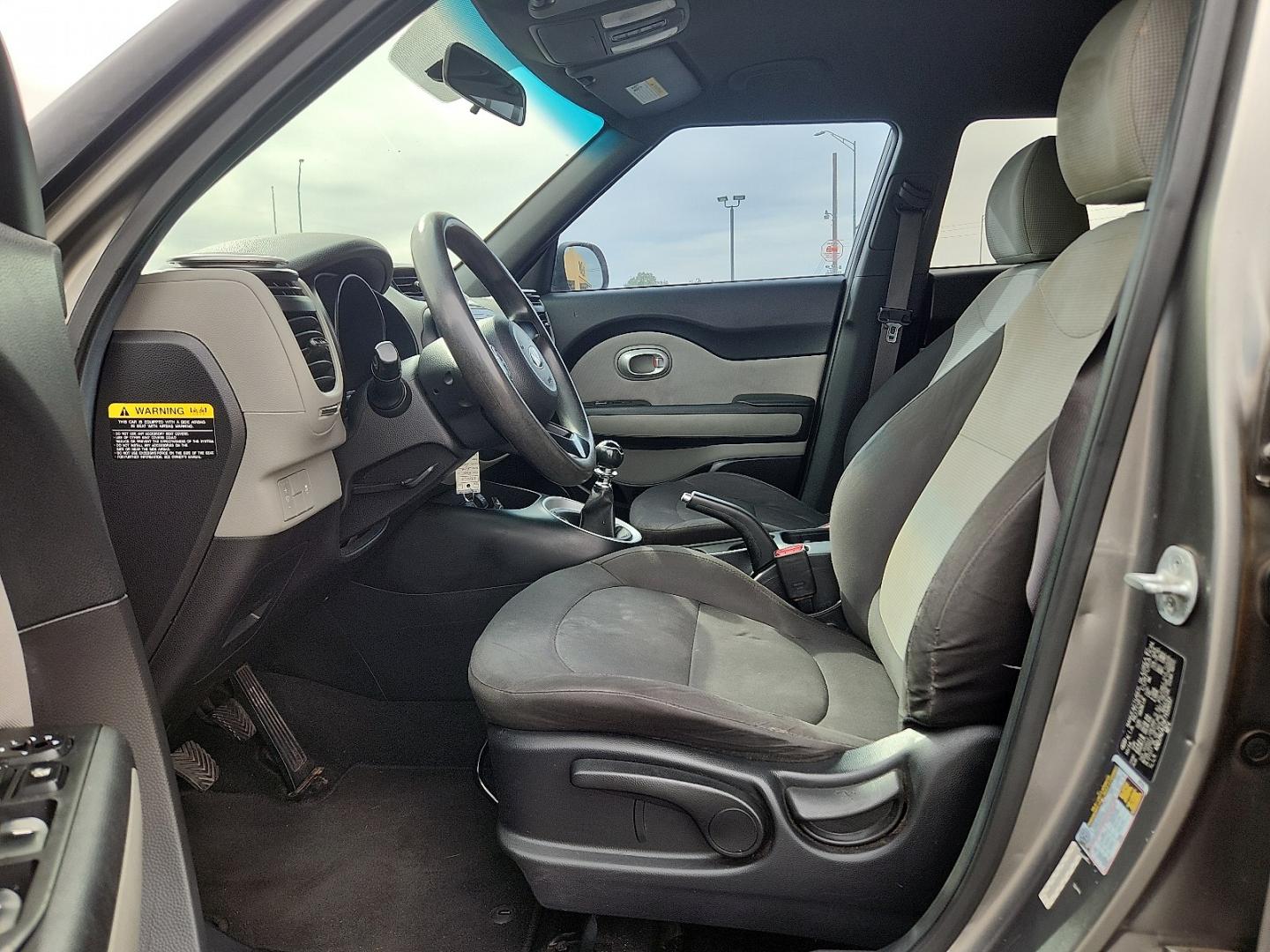 2015 GRAY /Black - EQ Kia Soul (KNDJN2A25F7) with an Gamma 1.6L I-4 gasoline direct injection, DOHC, variable valve control, regular unleaded, engine with 130HP engine, located at 4711 Ave Q, Lubbock, TX, 79412, (806) 687-2362, 33.551304, -101.855293 - Photo#18