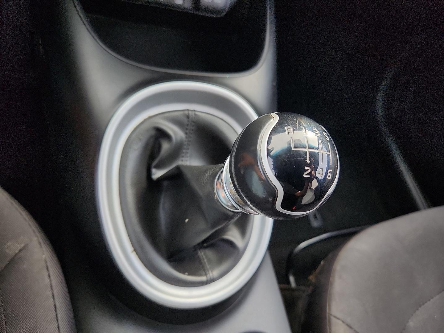 2015 GRAY /Black - EQ Kia Soul (KNDJN2A25F7) with an Gamma 1.6L I-4 gasoline direct injection, DOHC, variable valve control, regular unleaded, engine with 130HP engine, located at 4711 Ave Q, Lubbock, TX, 79412, (806) 687-2362, 33.551304, -101.855293 - Photo#21