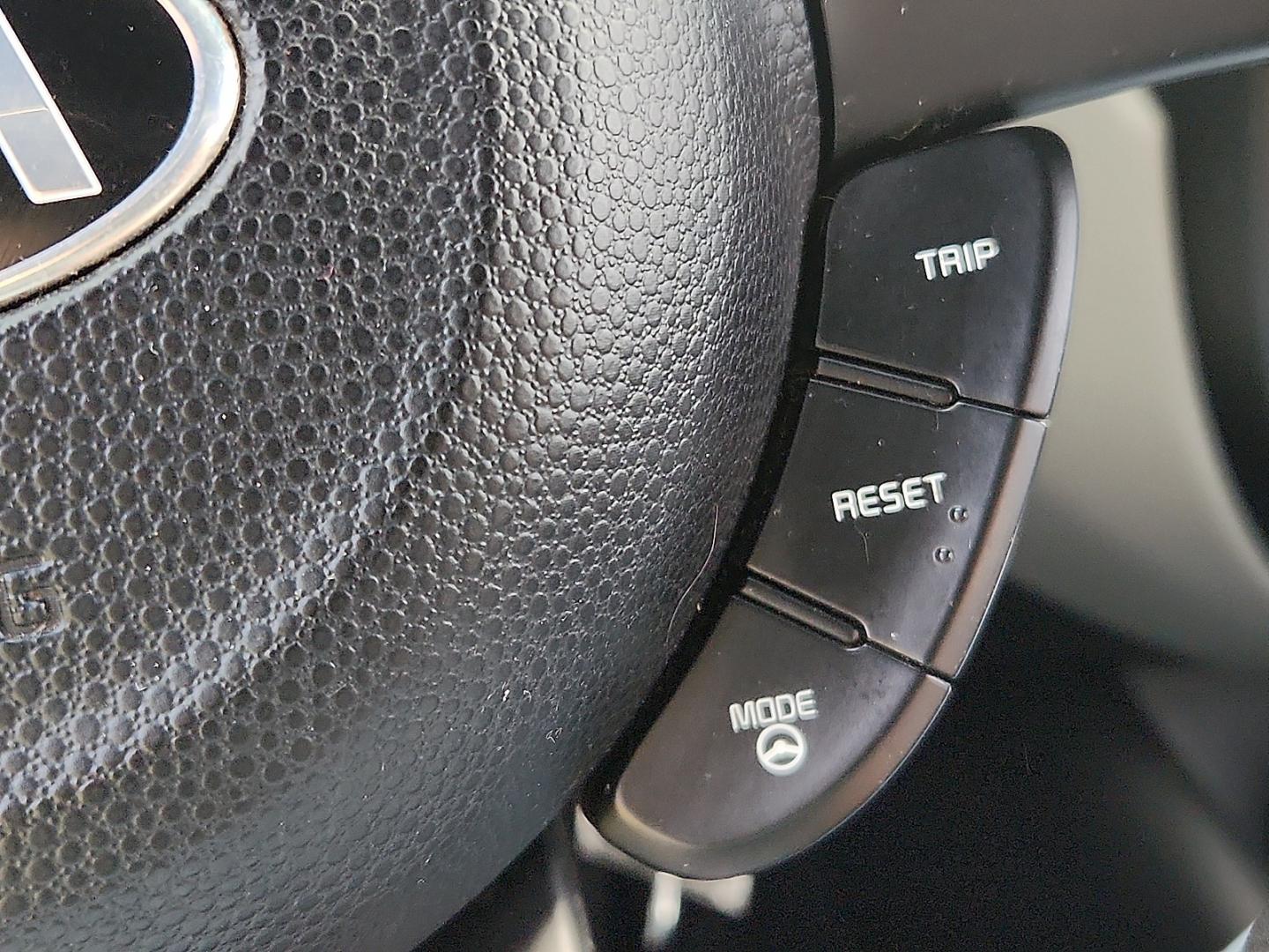 2015 GRAY /Black - EQ Kia Soul (KNDJN2A25F7) with an Gamma 1.6L I-4 gasoline direct injection, DOHC, variable valve control, regular unleaded, engine with 130HP engine, located at 4711 Ave Q, Lubbock, TX, 79412, (806) 687-2362, 33.551304, -101.855293 - Photo#25