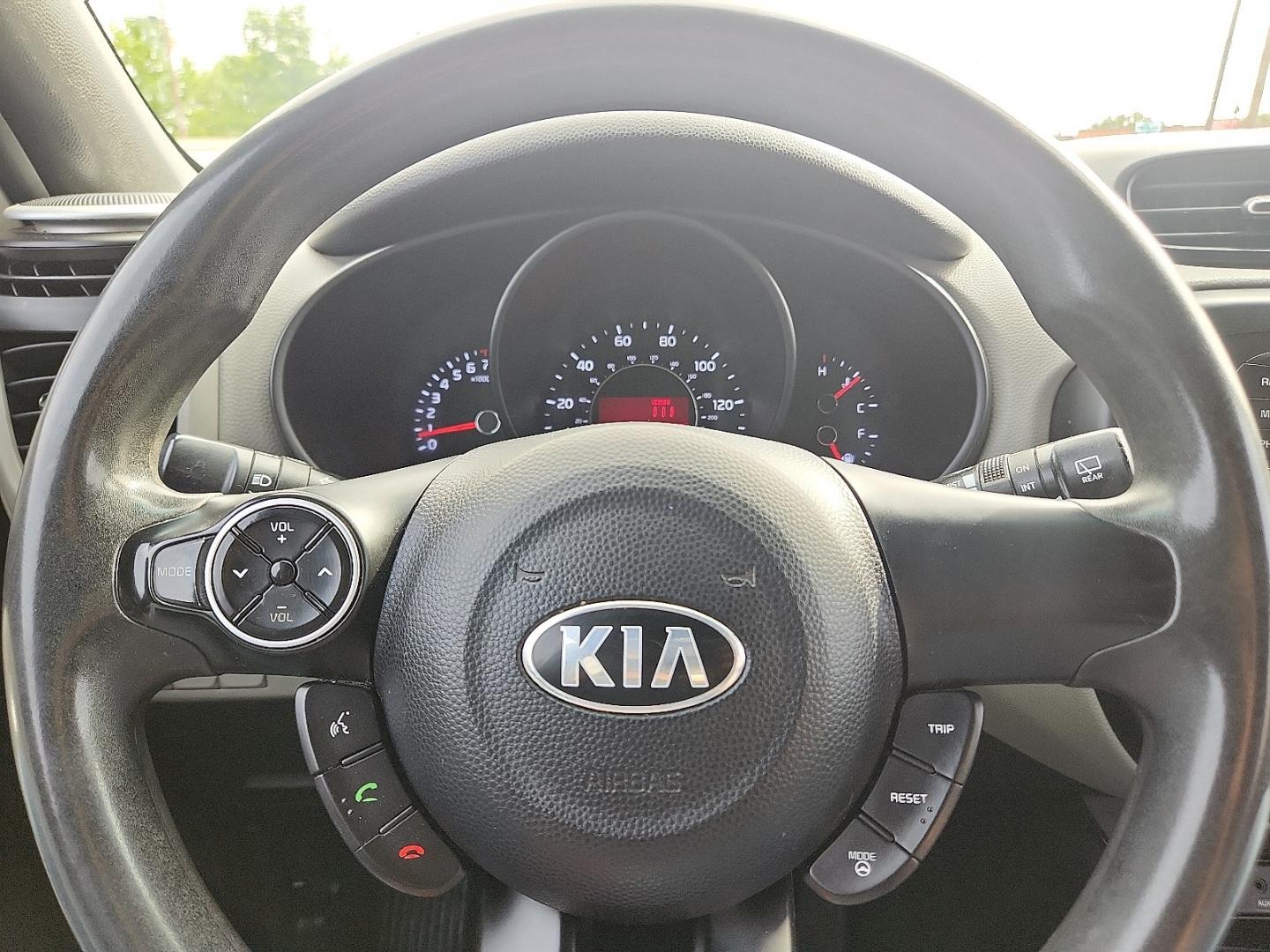 2015 GRAY /Black - EQ Kia Soul (KNDJN2A25F7) with an Gamma 1.6L I-4 gasoline direct injection, DOHC, variable valve control, regular unleaded, engine with 130HP engine, located at 4711 Ave Q, Lubbock, TX, 79412, (806) 687-2362, 33.551304, -101.855293 - Photo#28