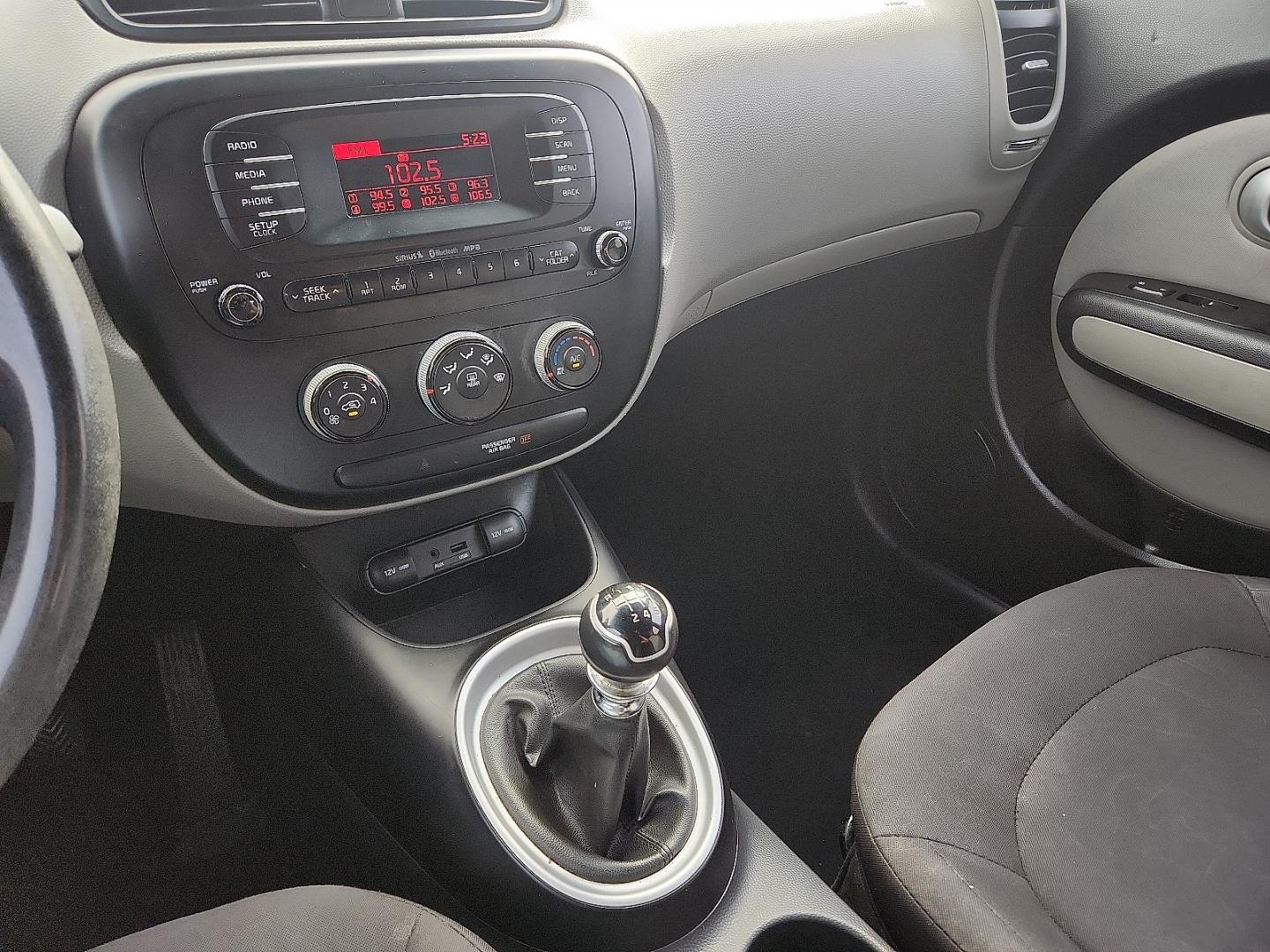 2015 GRAY /Black - EQ Kia Soul (KNDJN2A25F7) with an Gamma 1.6L I-4 gasoline direct injection, DOHC, variable valve control, regular unleaded, engine with 130HP engine, located at 4711 Ave Q, Lubbock, TX, 79412, (806) 687-2362, 33.551304, -101.855293 - Photo#29