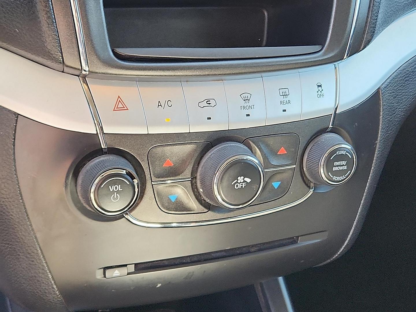 2018 Bruiser Grey Clear Coat Dodge Journey SXT (3C4PDCBB4JT) with an Tigershark MultiAir 2.4L I-4 DOHC, variable valve control, regular unleaded, engine with 173HP engine, located at 4711 Ave Q, Lubbock, TX, 79412, (806) 687-2362, 33.551304, -101.855293 - Photo#15