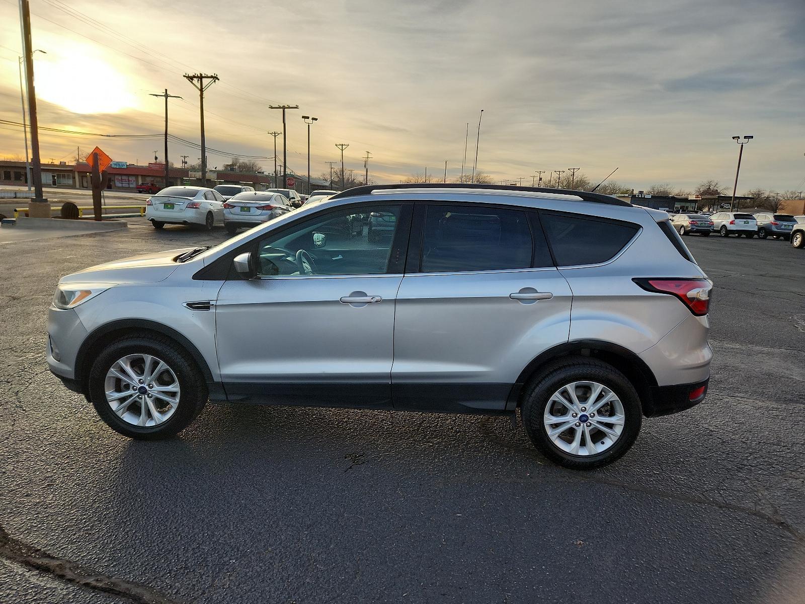 2018 Oxford White /Charcoal Black, cloth Ford Escape SE (1FMCU0GD5JU) with an ENGINE: 1.5L ECOBOOST engine, located at 4711 Ave Q, Lubbock, TX, 79412, (806) 687-2362, 33.551304, -101.855293 - Photo #1