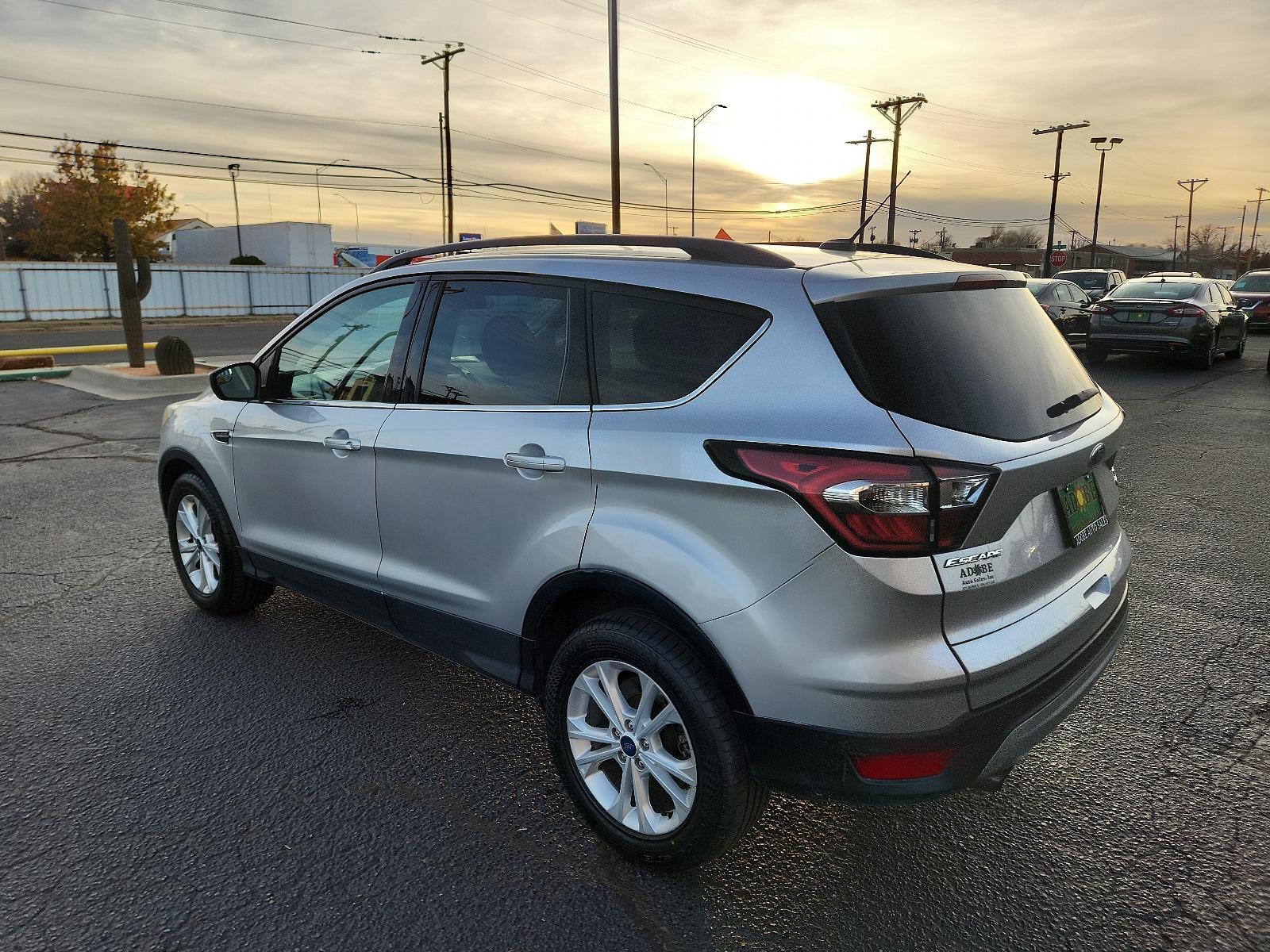 2018 Oxford White /Charcoal Black, cloth Ford Escape SE (1FMCU0GD5JU) with an ENGINE: 1.5L ECOBOOST engine, located at 4711 Ave Q, Lubbock, TX, 79412, (806) 687-2362, 33.551304, -101.855293 - Photo #2