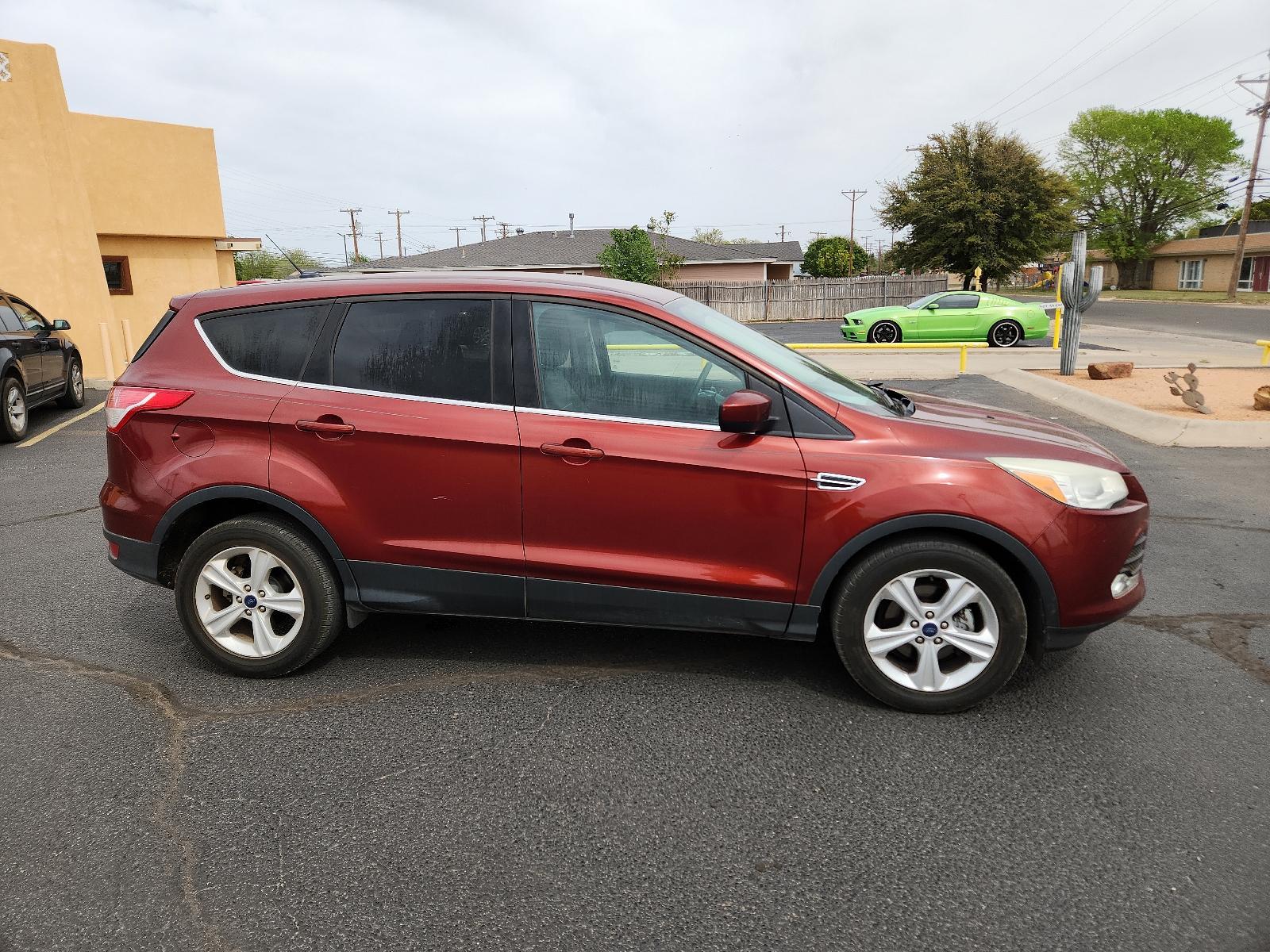 2014 Sunset /Charcoal Black Ford Escape SE (1FMCU0GX5EU) with an ENGINE: 1.6L ECOBOOST engine, located at 4711 Ave Q, Lubbock, TX, 79412, (806) 687-2362, 33.551304, -101.855293 - Photo #5