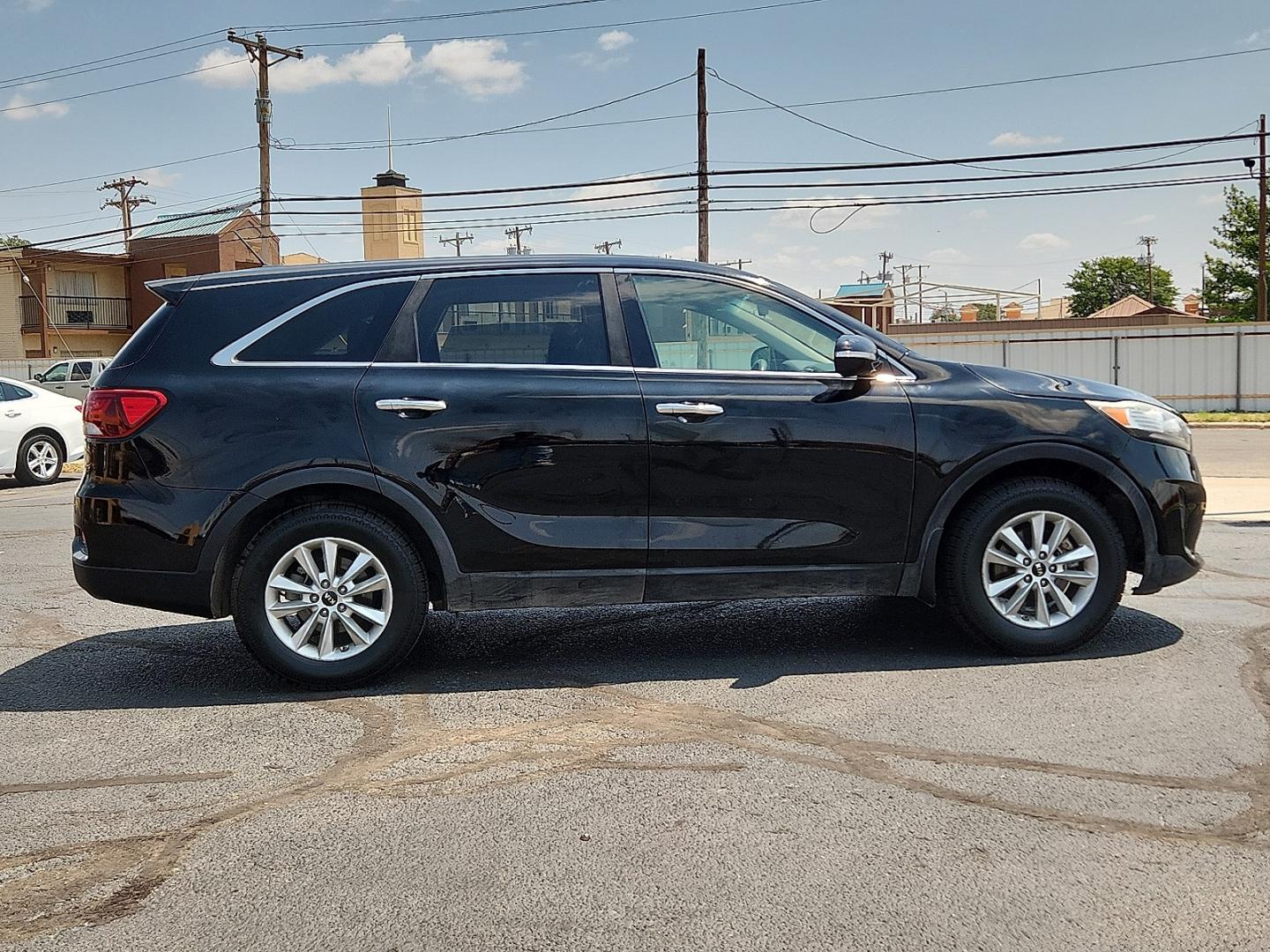 2019 BLACK /Satin Black - WK Kia Sorento 2.4L L (5XYPG4A39KG) with an 2.4L I-4 gasoline direct injection, DOHC, D-CVVT variable valve control, regular unleaded, engine with 185HP engine, located at 4711 Ave Q, Lubbock, TX, 79412, (806) 687-2362, 33.551304, -101.855293- Photo#2