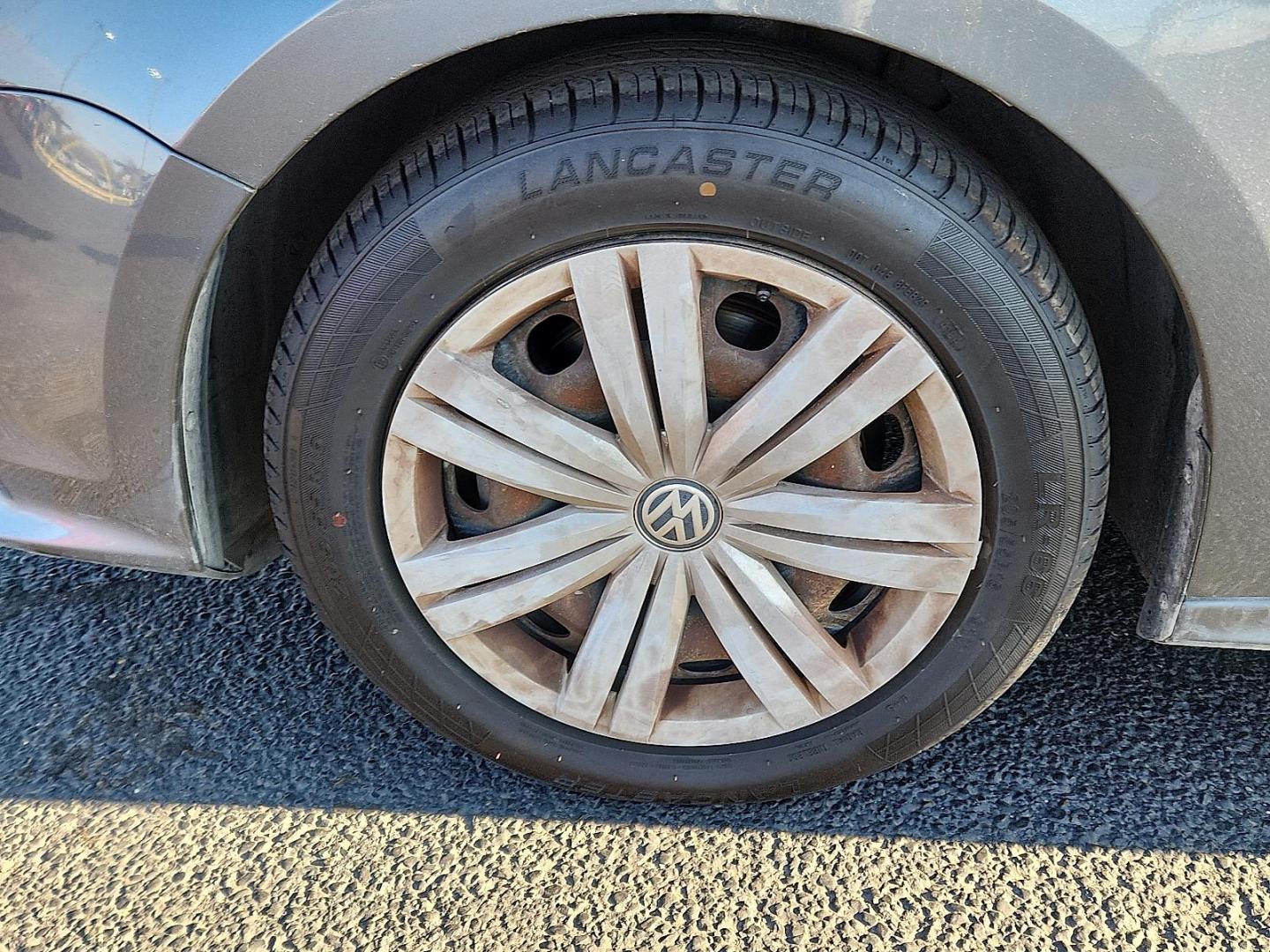 2017 GRAY Volkswagen Jetta 1.4T S (3VW2B7AJ5HM) with an 1.4L I-4 gasoline direct injection, DOHC, variable valve control, intercooled turbo, regular unleaded, engine with 150HP engine, located at 4711 Ave Q, Lubbock, TX, 79412, (806) 687-2362, 33.551304, -101.855293 - Photo#6