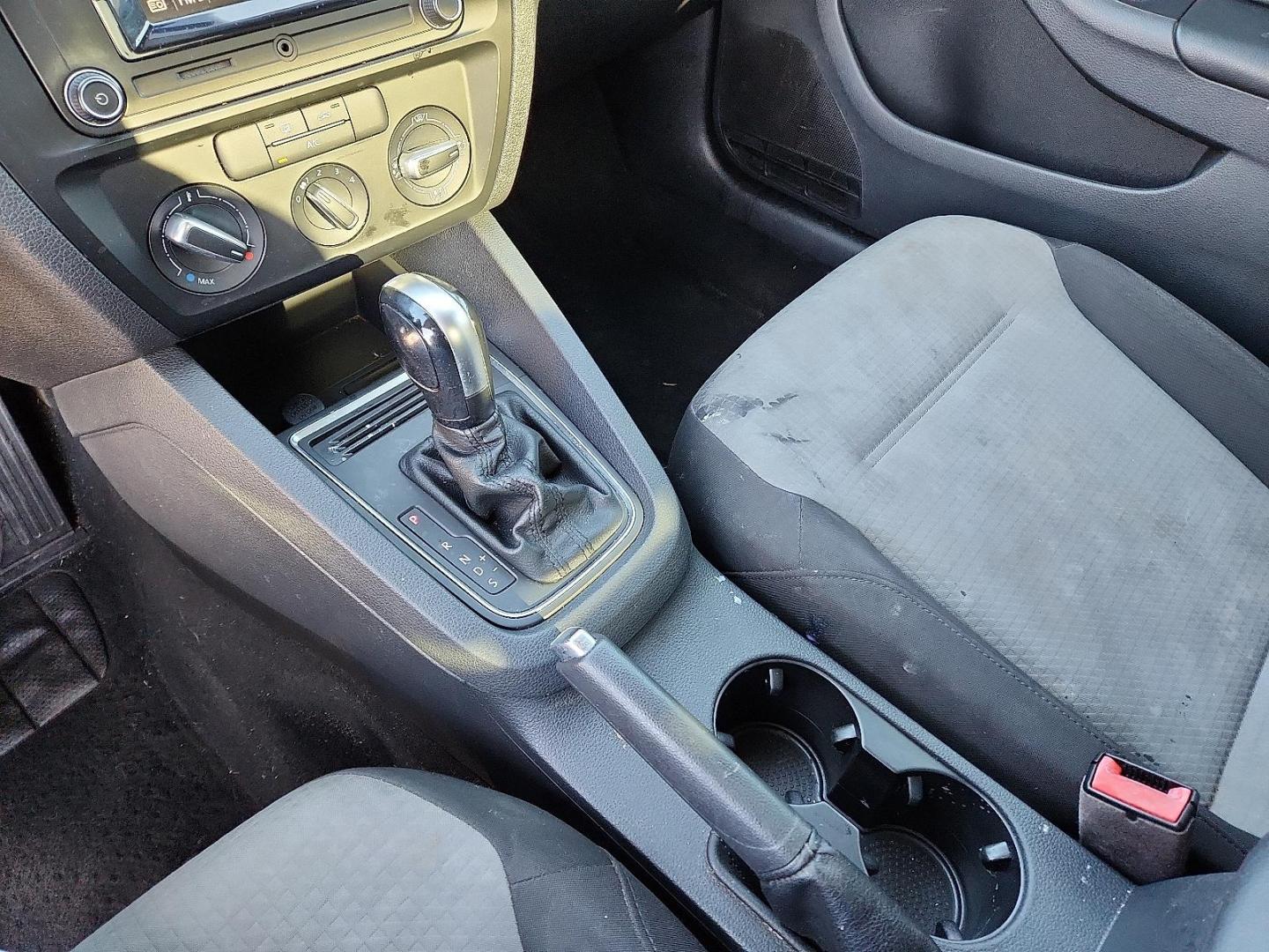 2017 GRAY Volkswagen Jetta 1.4T S (3VW2B7AJ5HM) with an 1.4L I-4 gasoline direct injection, DOHC, variable valve control, intercooled turbo, regular unleaded, engine with 150HP engine, located at 4711 Ave Q, Lubbock, TX, 79412, (806) 687-2362, 33.551304, -101.855293 - Photo#18