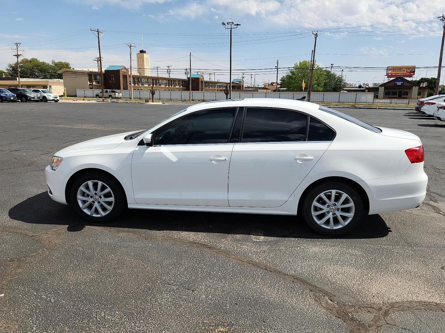 2013 Candy White - B4B4 /Titan Black - QR Volkswagen Jetta 2.5L SE (3VWDP7AJ5DM) with an 2.5L I-5 DOHC, variable valve control, regular unleaded, engine with 170HP engine, located at 4711 Ave Q, Lubbock, TX, 79412, (806) 687-2362, 33.551304, -101.855293 - Photo#1