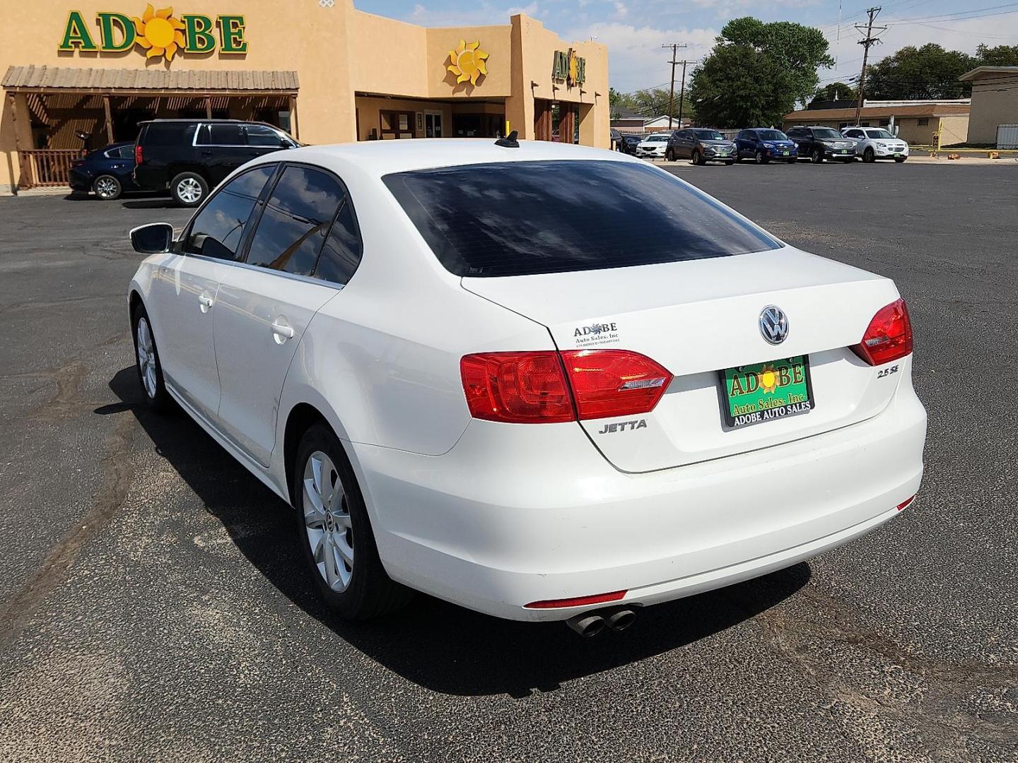 2013 Candy White - B4B4 /Titan Black - QR Volkswagen Jetta 2.5L SE (3VWDP7AJ5DM) with an 2.5L I-5 DOHC, variable valve control, regular unleaded, engine with 170HP engine, located at 4711 Ave Q, Lubbock, TX, 79412, (806) 687-2362, 33.551304, -101.855293 - Photo#2