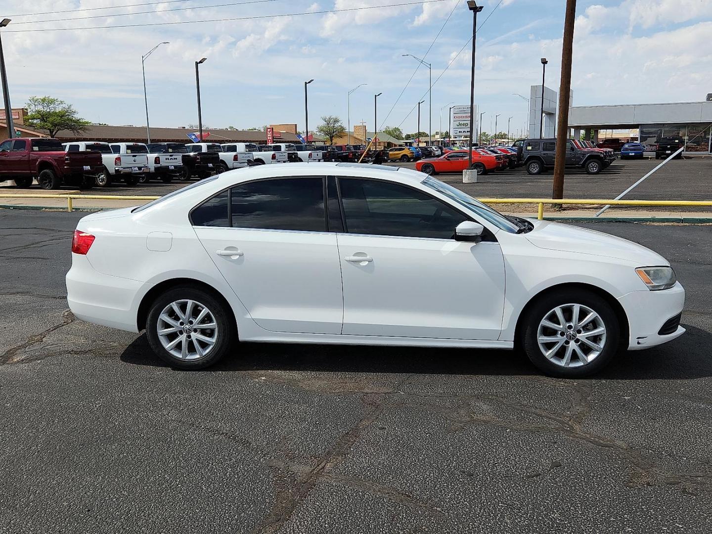 2013 Candy White - B4B4 /Titan Black - QR Volkswagen Jetta 2.5L SE (3VWDP7AJ5DM) with an 2.5L I-5 DOHC, variable valve control, regular unleaded, engine with 170HP engine, located at 4711 Ave Q, Lubbock, TX, 79412, (806) 687-2362, 33.551304, -101.855293 - Photo#4