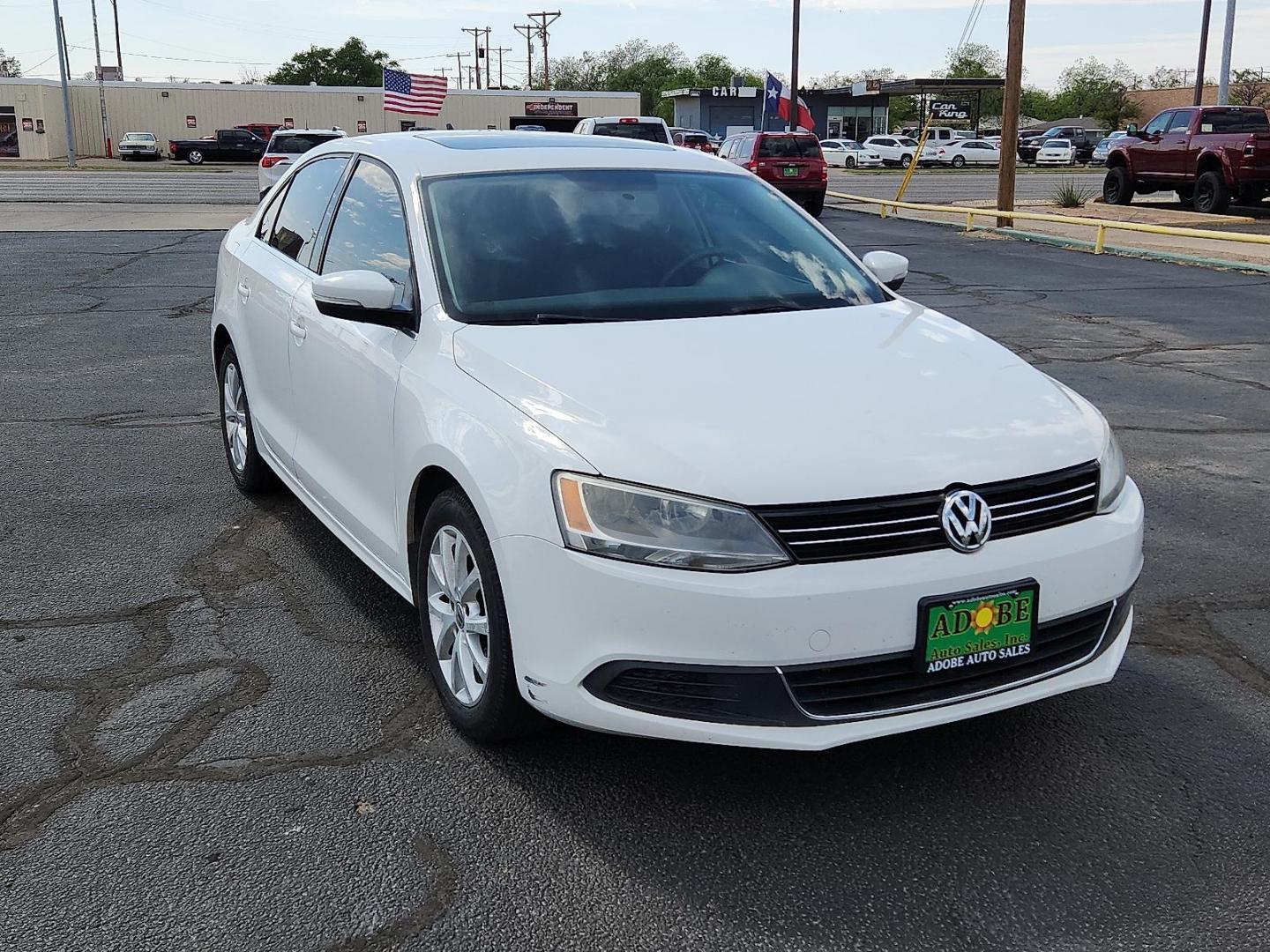 2013 Candy White - B4B4 /Titan Black - QR Volkswagen Jetta 2.5L SE (3VWDP7AJ5DM) with an 2.5L I-5 DOHC, variable valve control, regular unleaded, engine with 170HP engine, located at 4711 Ave Q, Lubbock, TX, 79412, (806) 687-2362, 33.551304, -101.855293 - Photo#5