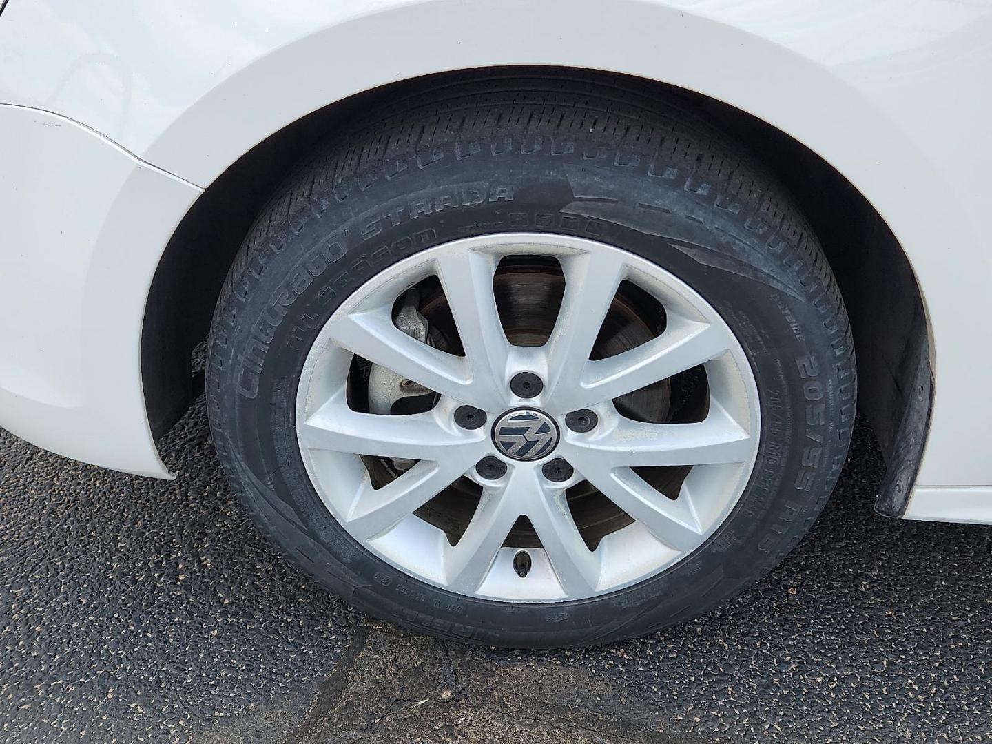 2013 Candy White - B4B4 /Titan Black - QR Volkswagen Jetta 2.5L SE (3VWDP7AJ5DM) with an 2.5L I-5 DOHC, variable valve control, regular unleaded, engine with 170HP engine, located at 4711 Ave Q, Lubbock, TX, 79412, (806) 687-2362, 33.551304, -101.855293 - Photo#6