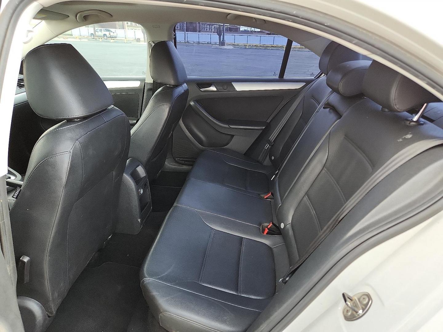 2013 Candy White - B4B4 /Titan Black - QR Volkswagen Jetta 2.5L SE (3VWDP7AJ5DM) with an 2.5L I-5 DOHC, variable valve control, regular unleaded, engine with 170HP engine, located at 4711 Ave Q, Lubbock, TX, 79412, (806) 687-2362, 33.551304, -101.855293 - Photo#8