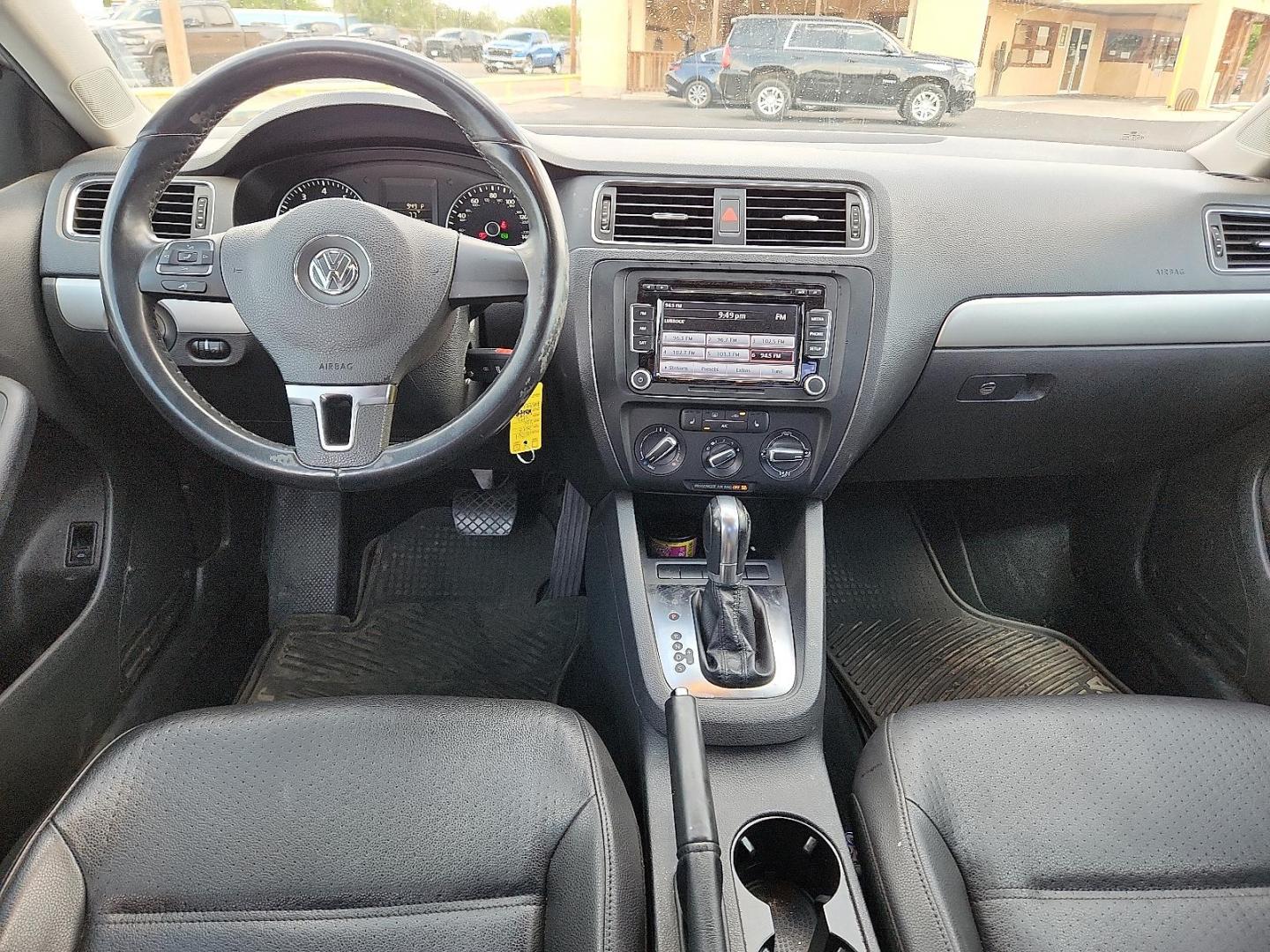 2013 Candy White - B4B4 /Titan Black - QR Volkswagen Jetta 2.5L SE (3VWDP7AJ5DM) with an 2.5L I-5 DOHC, variable valve control, regular unleaded, engine with 170HP engine, located at 4711 Ave Q, Lubbock, TX, 79412, (806) 687-2362, 33.551304, -101.855293 - Photo#9
