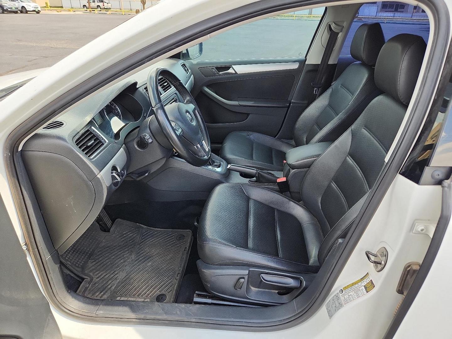 2013 Candy White - B4B4 /Titan Black - QR Volkswagen Jetta 2.5L SE (3VWDP7AJ5DM) with an 2.5L I-5 DOHC, variable valve control, regular unleaded, engine with 170HP engine, located at 4711 Ave Q, Lubbock, TX, 79412, (806) 687-2362, 33.551304, -101.855293 - Photo#10
