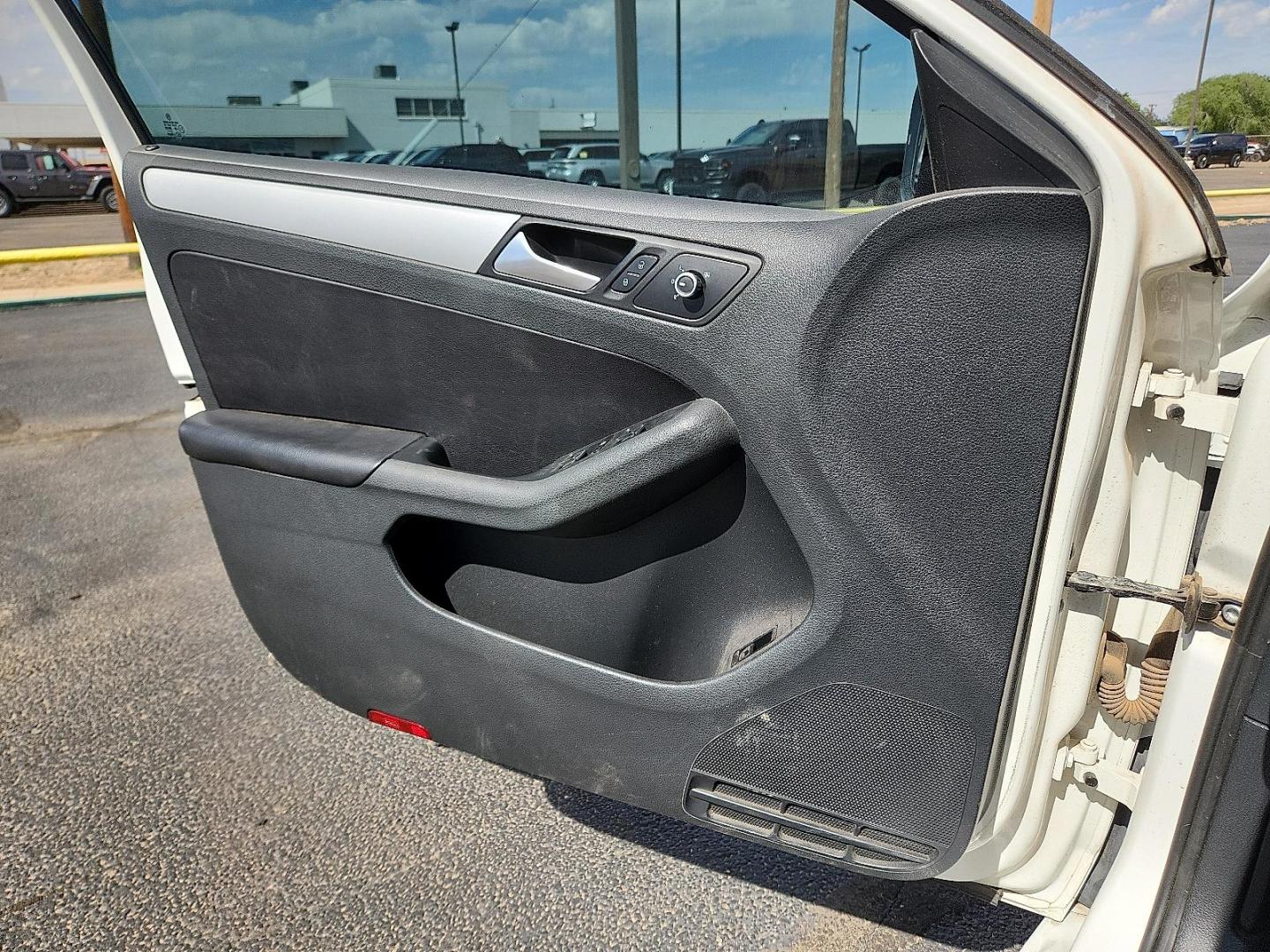 2013 Candy White - B4B4 /Titan Black - QR Volkswagen Jetta 2.5L SE (3VWDP7AJ5DM) with an 2.5L I-5 DOHC, variable valve control, regular unleaded, engine with 170HP engine, located at 4711 Ave Q, Lubbock, TX, 79412, (806) 687-2362, 33.551304, -101.855293 - Photo#12