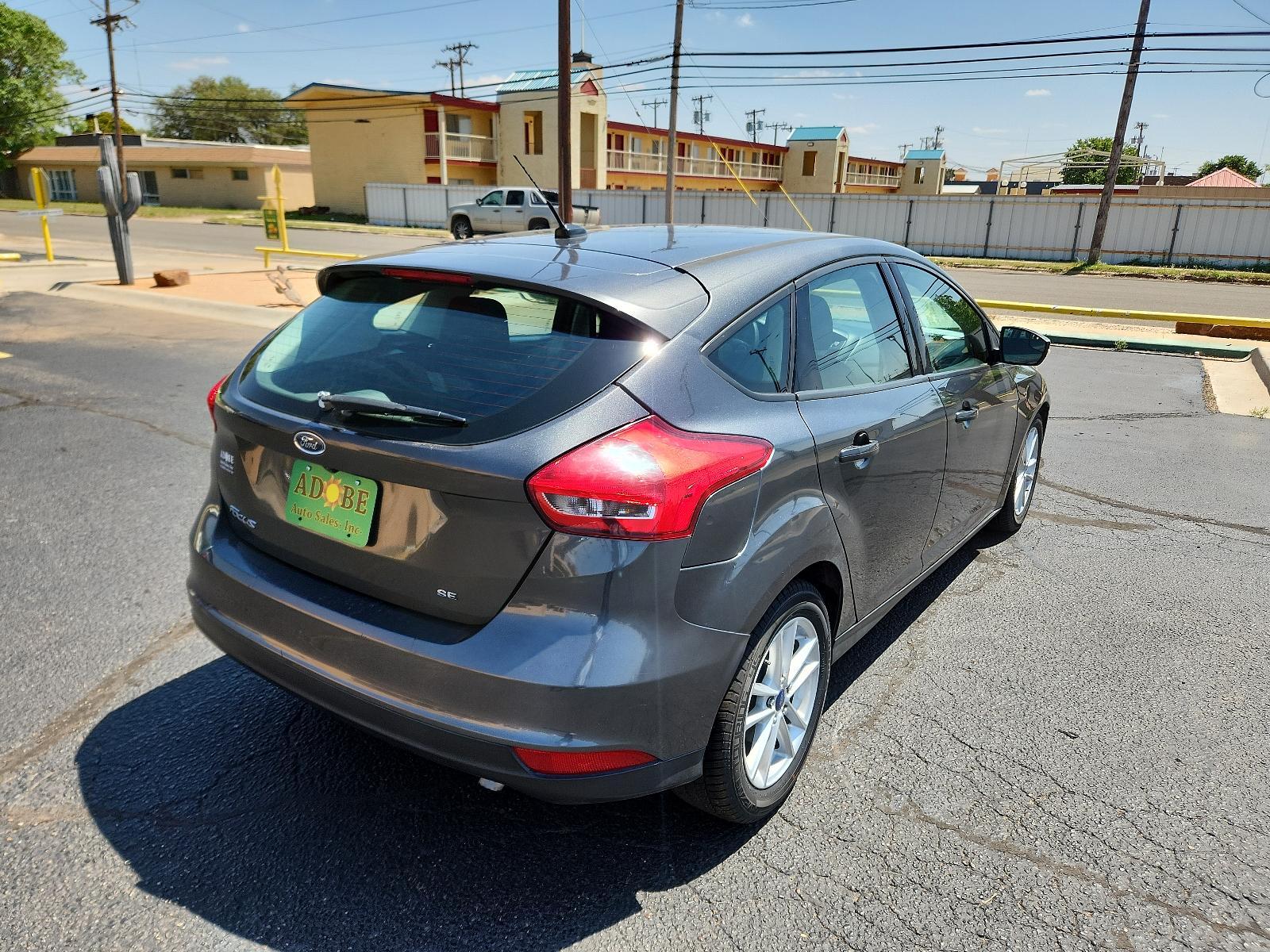 2017 Magnetic Metallic /Charcoal Black Insert w/Warm Steel Surround, cloth Ford Focus SE (1FADP3K29HL) with an ENGINE: 2.0L I-4 GDI TI-VCT FLEX FUEL engine, located at 4711 Ave Q, Lubbock, TX, 79412, (806) 687-2362, 33.551304, -101.855293 - Photo #4