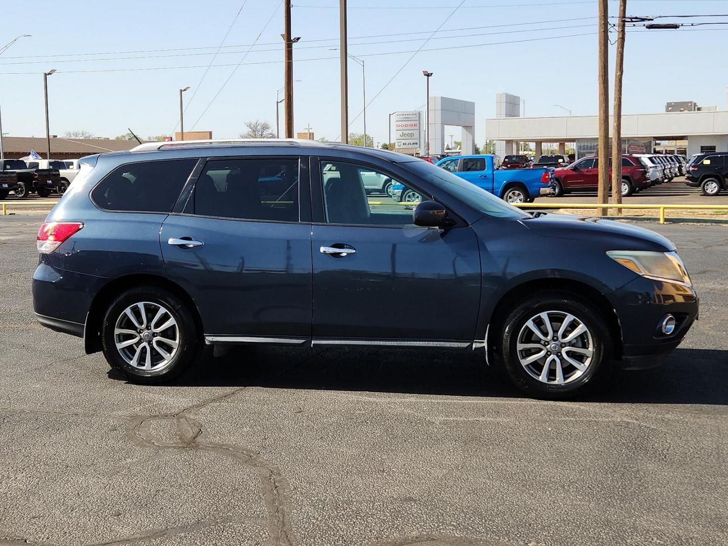 2016 Arctic Blue Metallic - RBG /Charcoal - G Nissan Pathfinder SV (5N1AR2MNXGC) with an Engine: 3.5L V6 engine, located at 4711 Ave Q, Lubbock, TX, 79412, (806) 687-2362, 33.551304, -101.855293 - Photo#4