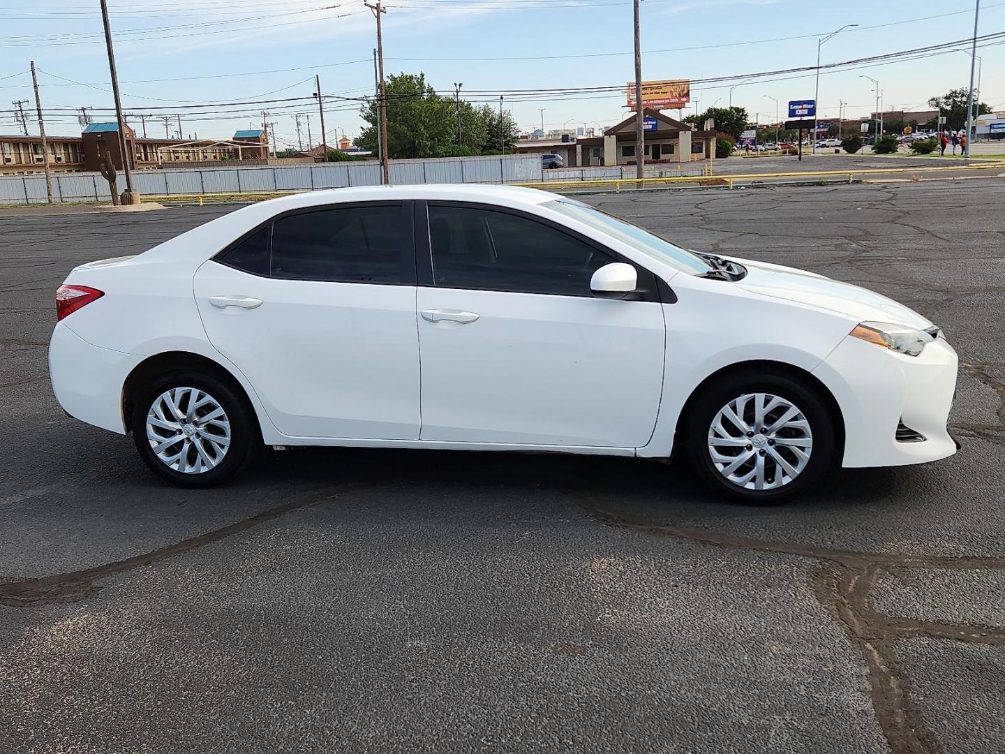 2019 WHITE Toyota Corolla LE (2T1BURHE5KC) with an 1.8L I-4 DOHC, VVT-i variable valve control, regular unleaded, engine with 132HP engine, located at 4711 Ave Q, Lubbock, TX, 79412, (806) 687-2362, 33.551304, -101.855293 - Photo#4